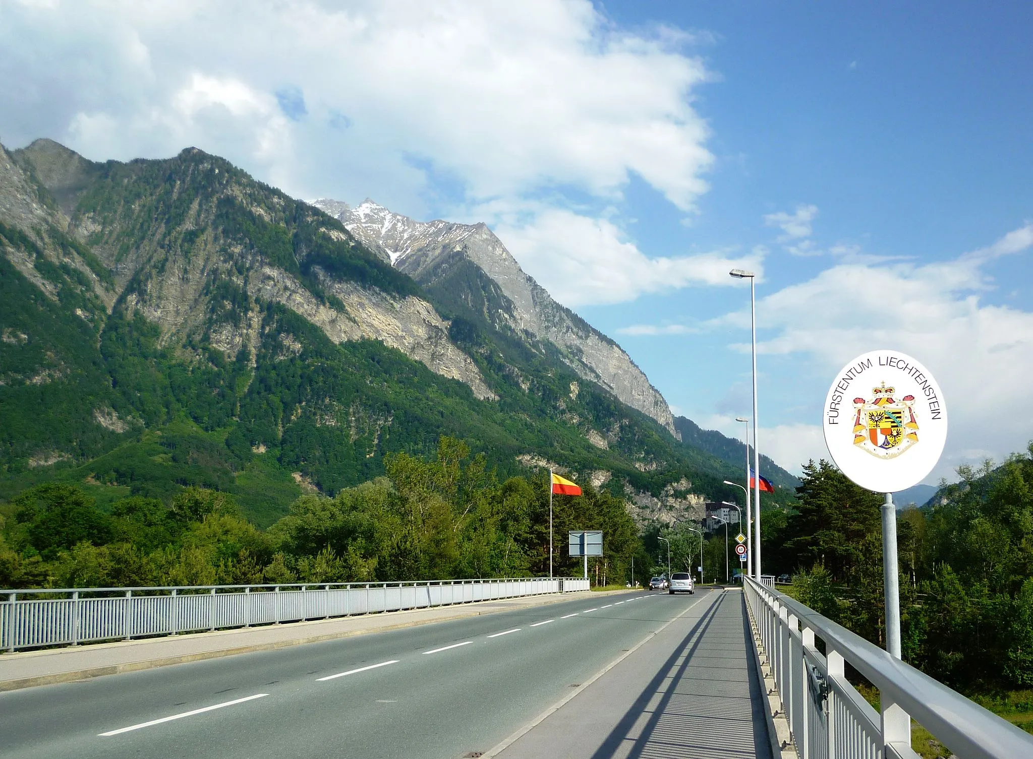 Photo showing: The border between Liechtenstein (Balzers) and Switzerland (Trübbach). In the background, Gutenberg Castle and the Liechtenstein Alps.