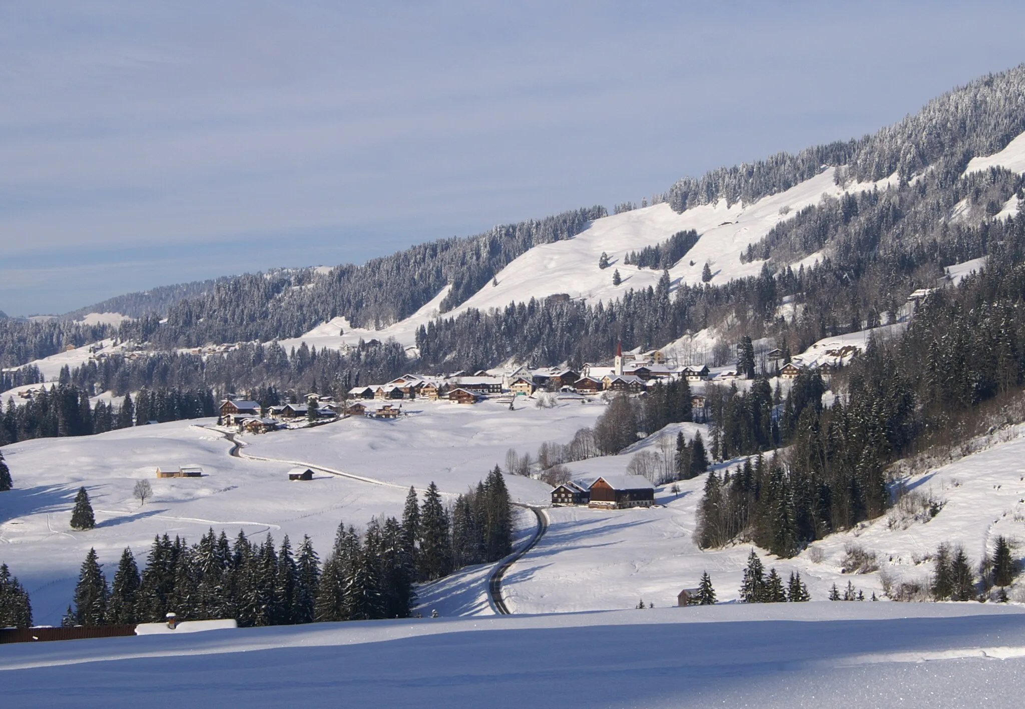 Photo showing: die Gemeinde Sibratsgfäll in Vorarlberg. Blick vom Krähenberg oberhalb Stadelmanns Krähenbergalpe im Dezember 2007