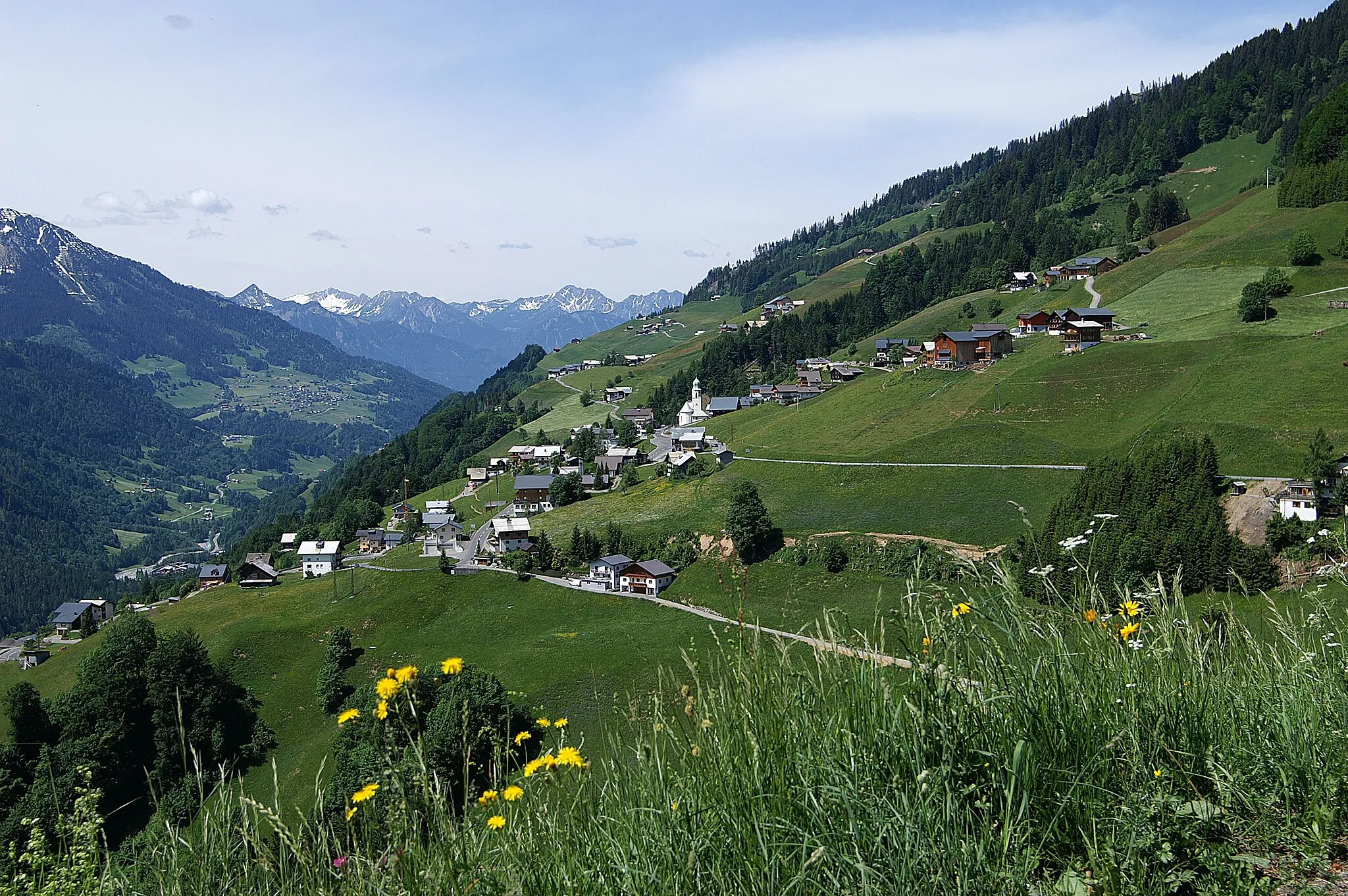 Photo showing: Blick von der Garlitt (Richtung Seewaldsee) auf die Walser Gemeinde Fontanella im grossen Walsertal, Vorarlberg. Links im Bildhintergrund Raggal.