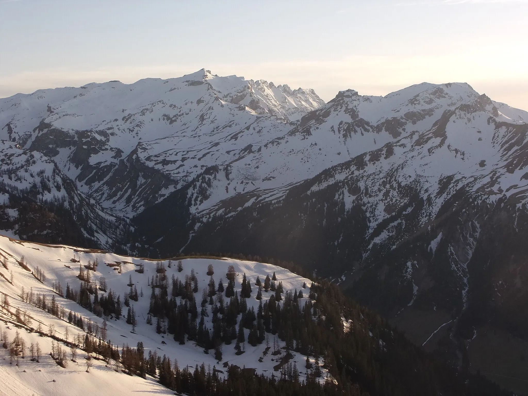 Photo showing: Blick vom Amatschonjoch in den Talschluß des Gamperdonatals mit Naafkopf (Mitte), Bettlerjoch, Gorfion und Augstenberg