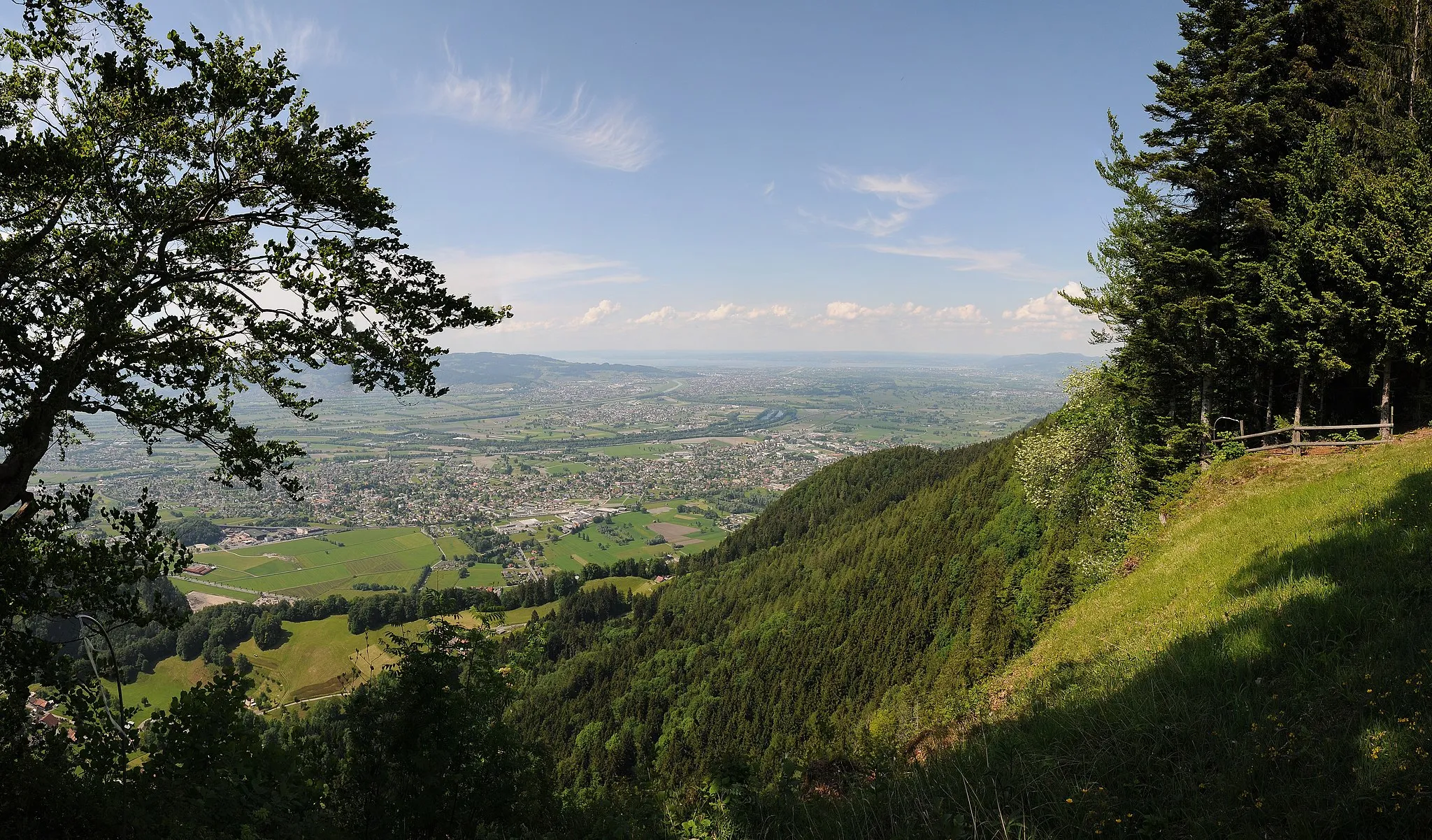 Photo showing: Startplatz für Hängegleiter am Spalla ob Götzis. Blick über das Rheintal zum Bodensee.