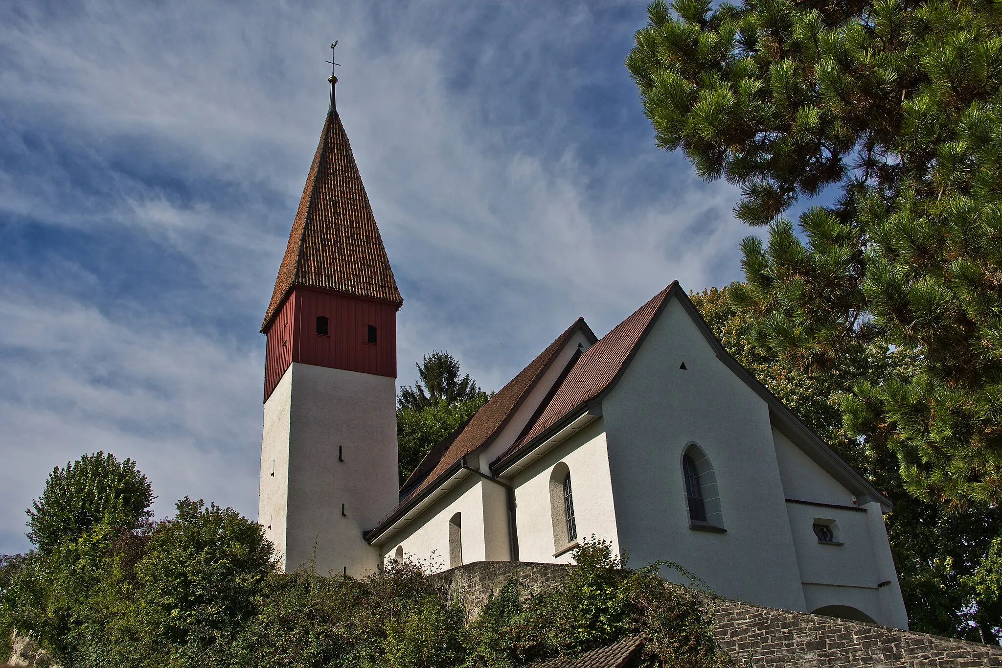 Photo showing: Alte Kirche St. Margaretha, CH-9430 St. Margrethen SG, Schweiz. Die Entstehung einer ersten Kapelle hier könnte ins Jahr 1146 zurückgehen, schreibt Johannes Huber in seinem Kunst- und Kulturführer 1999. Mit diesem Link kommst du zu dieser edlen Veröffentlichung: http://www.kath-stmargrethen.ch/downloads/kirche_st.margrethen.pdf _ Mit einer SONY NEX-7 mit Objektiv Sony SEL18200 habe ich die Aufnahme (RAW) gemacht.