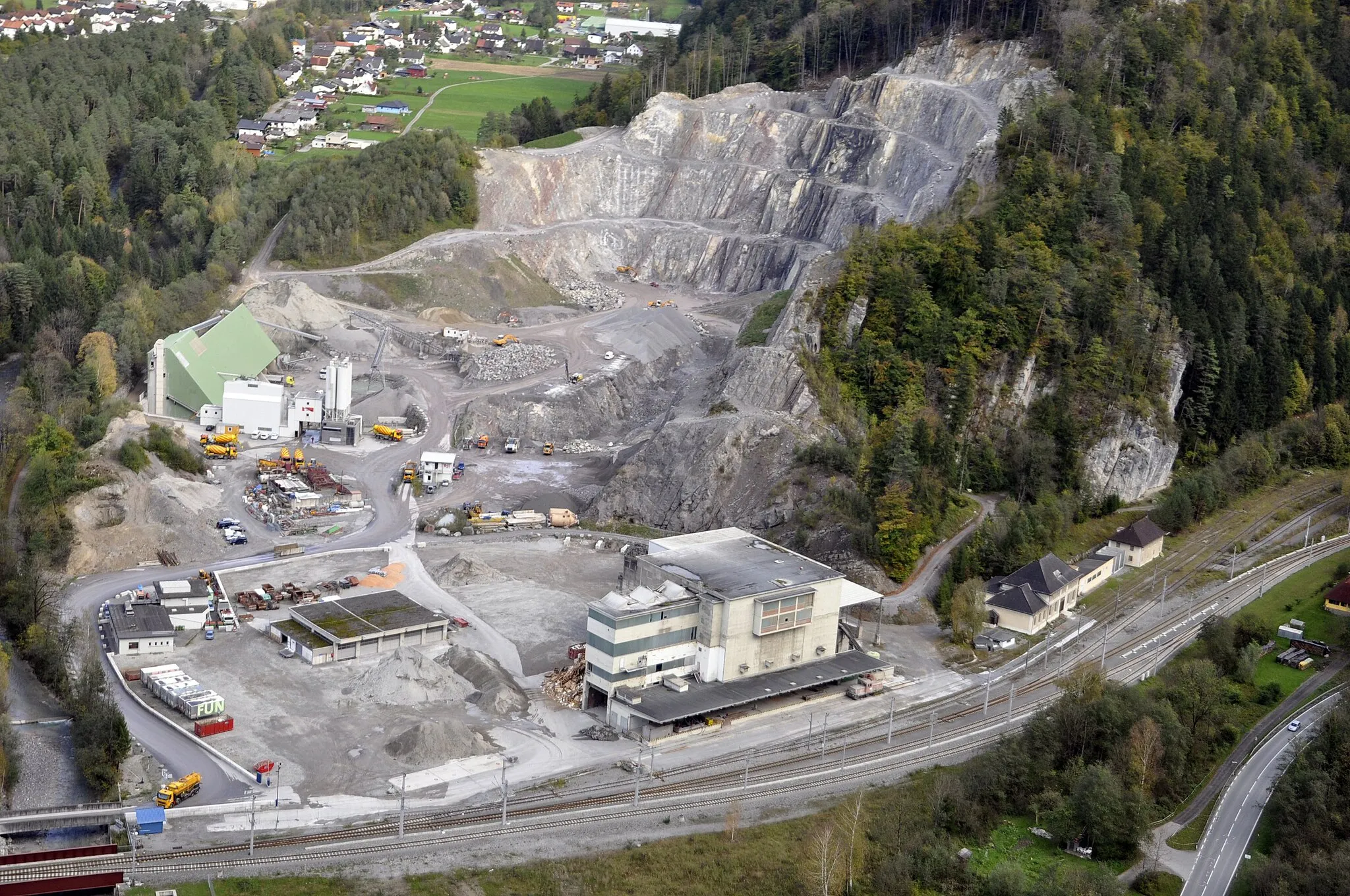 Photo showing: The cement factory "Zementwerke Loruens" were on the border between the communities of Bludenz, Loruens and Stallehr in Vorarlberg, Austria and produced cement and stones.
