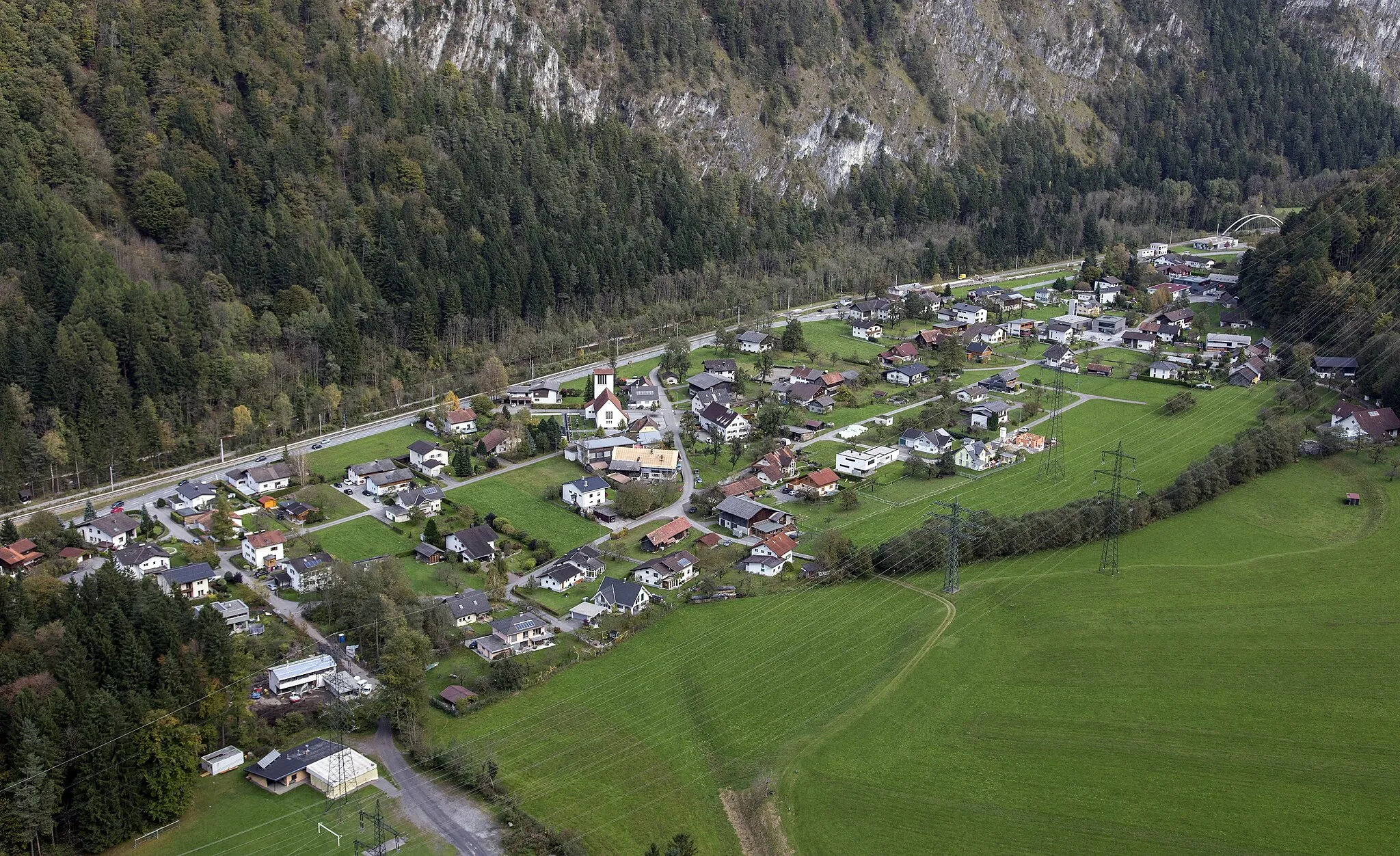 Photo showing: Luftbild der österreichischen Gemeinde Lorüns im Montafon von Südwesten aus gesehen.