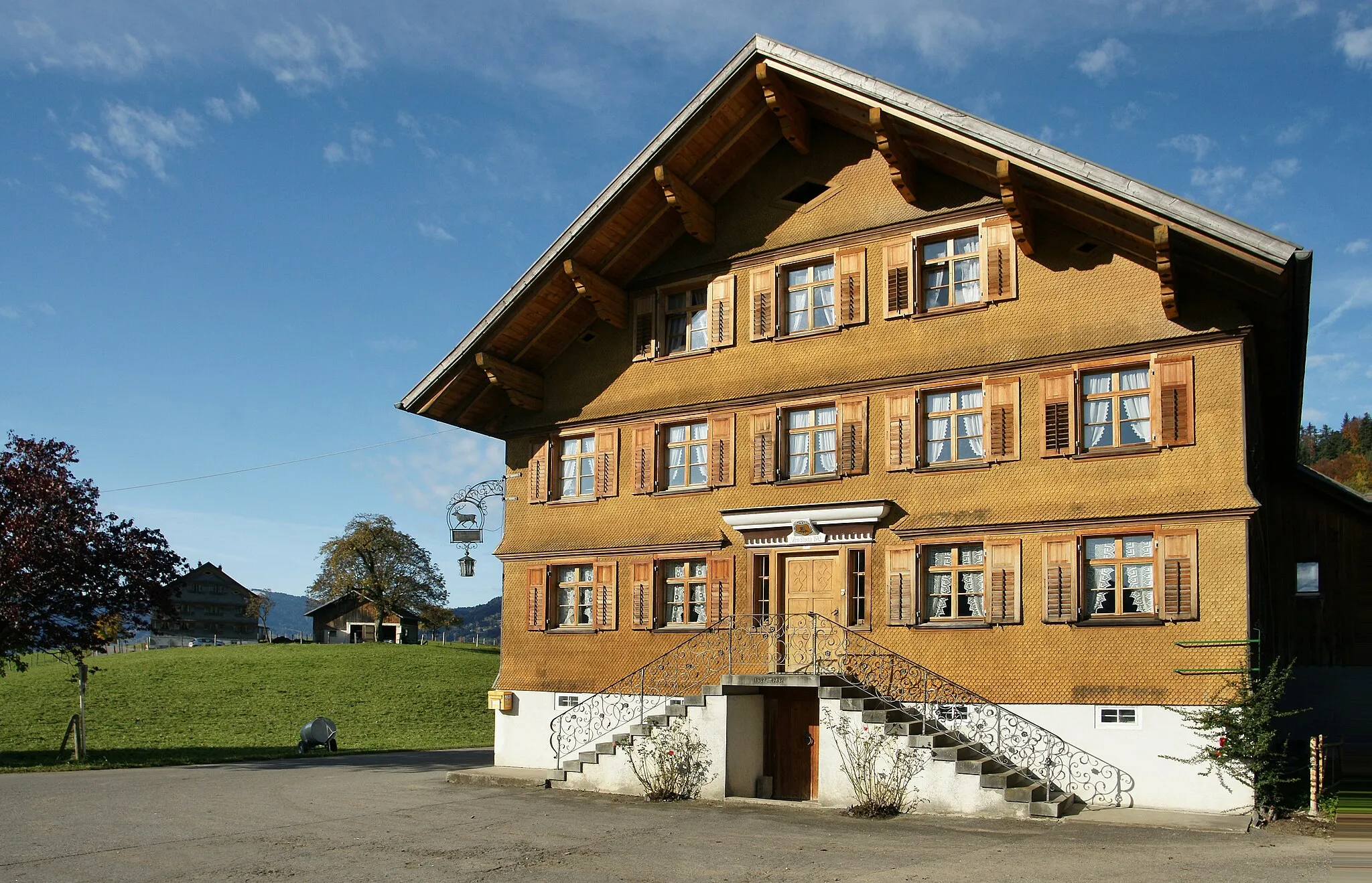 Photo showing: Ehemals Gasthaus Hirschen in Moos 173, Lingenau. Bezeichnet 1882 - 1982. Am Eingang "Vom Stockh 1542".