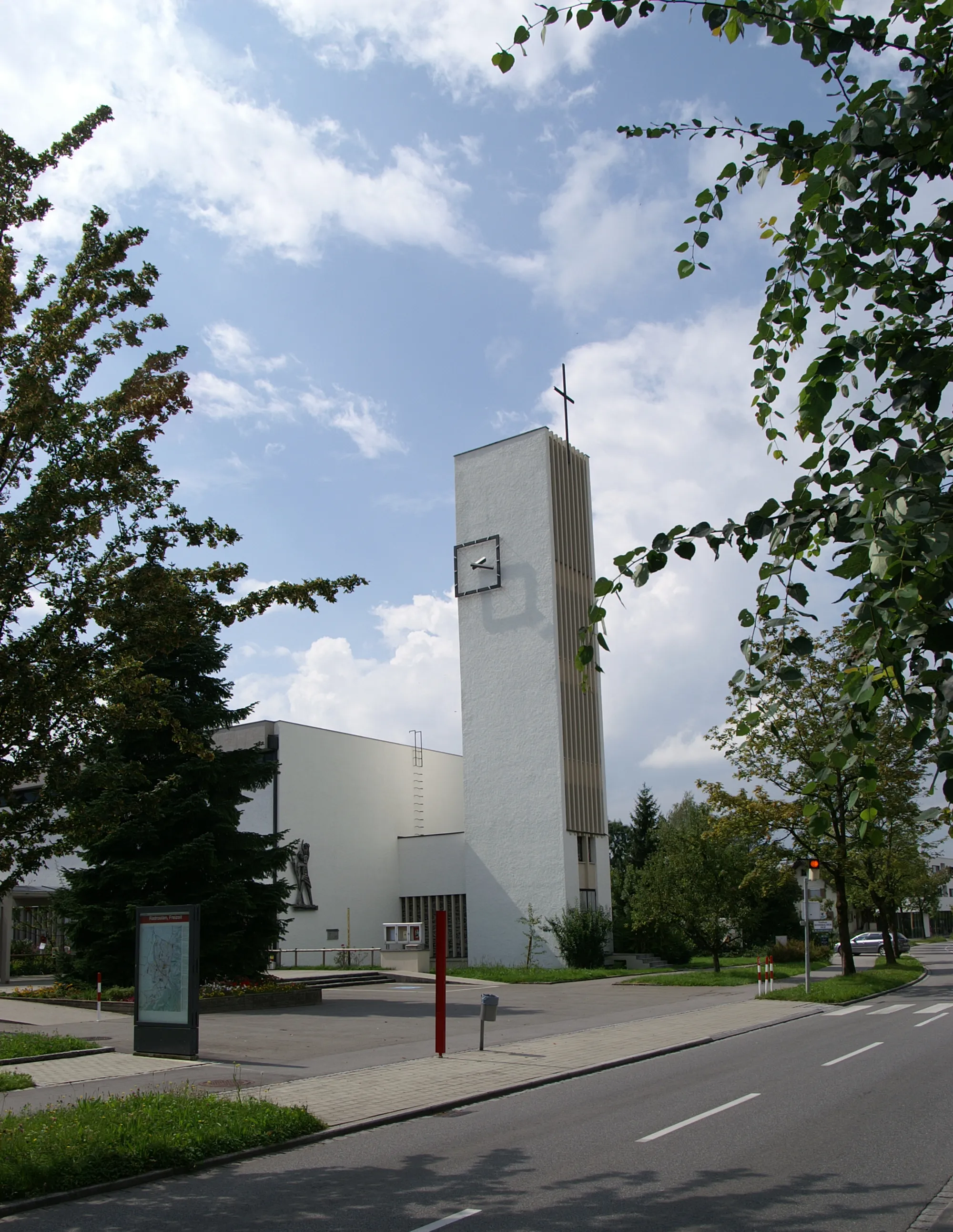 Photo showing: Pfarrkirche St. Christoph im Rohrbach in Dornbirn erbaut nach Pänen von Norbert Kopf und Norbert Klotz in den Jahren 1963/64