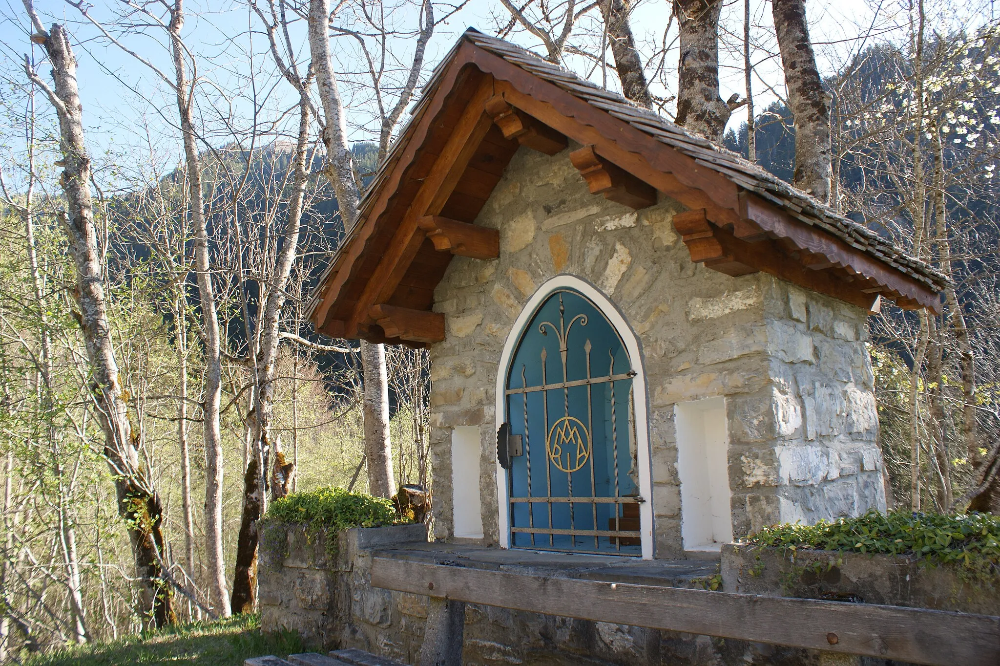 Photo showing: Small Saint Mary's wayside shrine at the "Bädli" plot in the municipality of Fontanella, Vorarlberg, Austria. The wayside shrine stands on the road from Sonntag to Fontanella / Faschina (L 193).