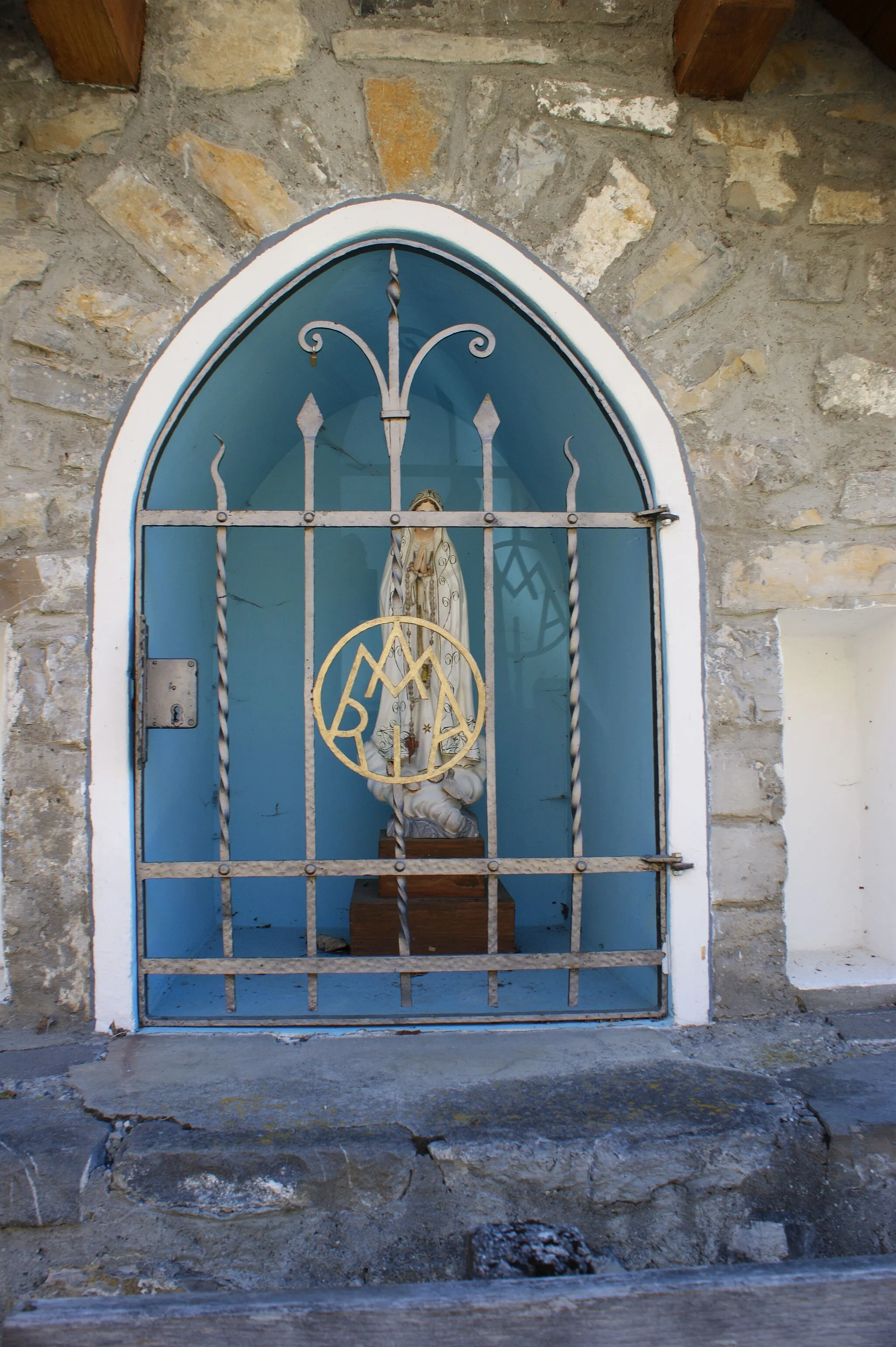 Photo showing: Small Saint Mary's wayside shrine at the "Bädli" plot in the municipality of Fontanella, Vorarlberg, Austria. The wayside shrine stands on the road from Sonntag to Fontanella / Faschina (L 193).