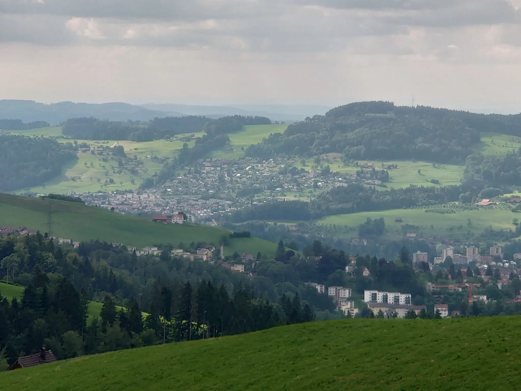 Photo showing: Blick auf das Dorf Abtwil der Gemeinde Gaiserwald vom Eggen-Höhenweg bei Teufen, AR