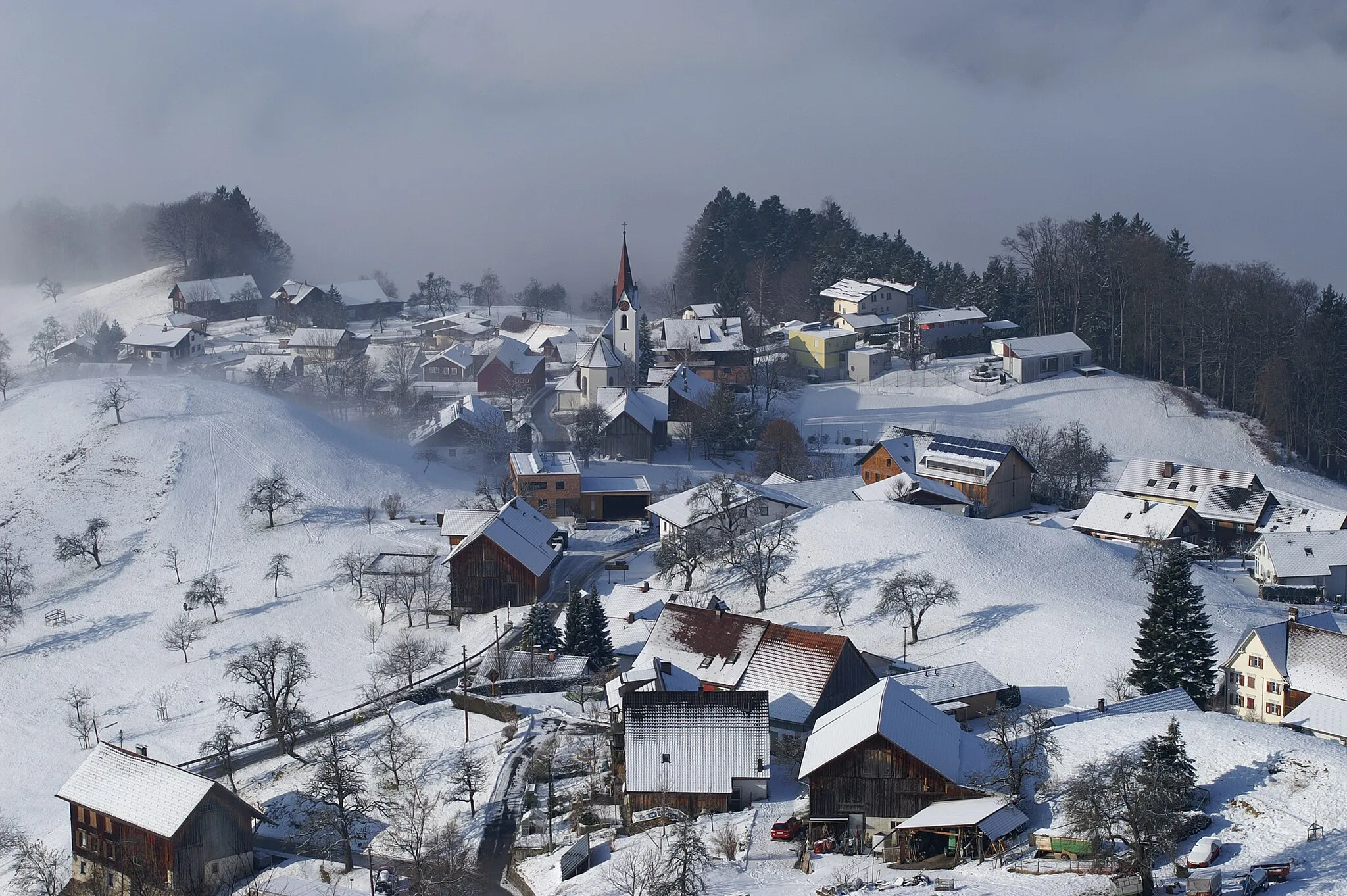 Photo showing: Blick von Oberberg/Morsch auf das Kirchdorf von Dafins. Im Rheintal dichter Nebel.