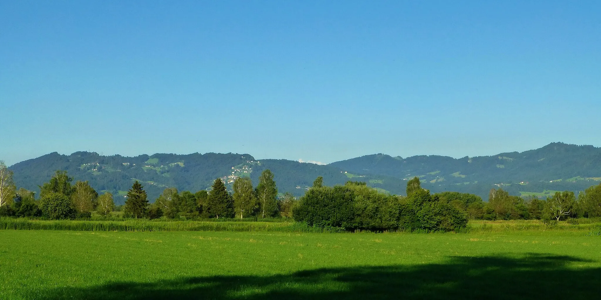 Photo showing: Blick vom unteren Schweizer Ried in Lustenau auf die Gebirgsgruppe „Schneiderkopf und Lorenaberge“