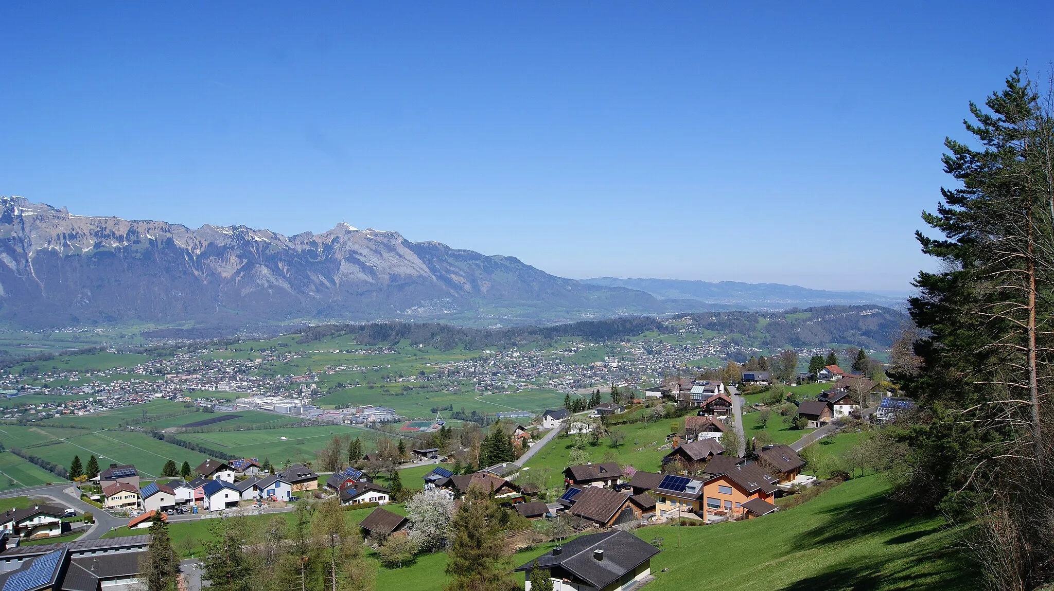 Photo showing: Blick über Planken (Liechtenstein) in die Schweiz. Unten das Alpenrheintal mit Mauren und Schellenberg (links Eschen und dahinter Gamprin-Bendern). Ganz rechts Feldkirch (Österreich).