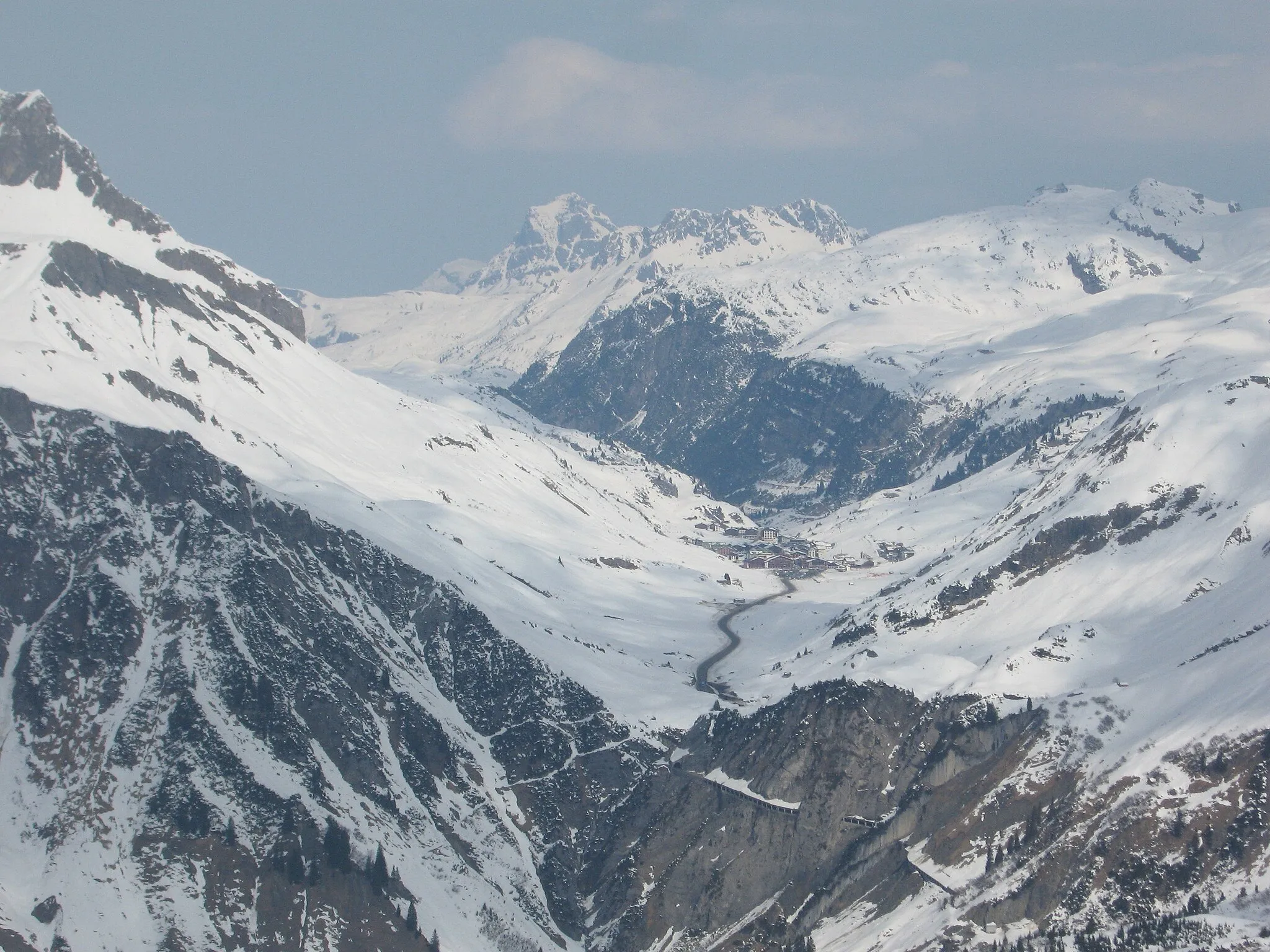 Photo showing: Zürs am Arlberg mit Flexenpass