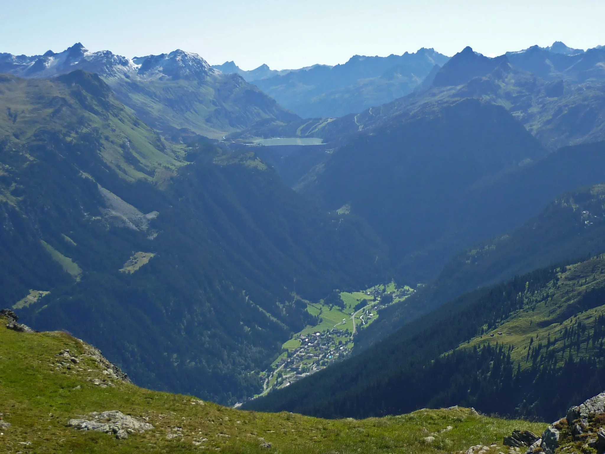 Photo showing: Blick vom Versettla-Höhenweg nach Partenen und zum Kops-Speicher