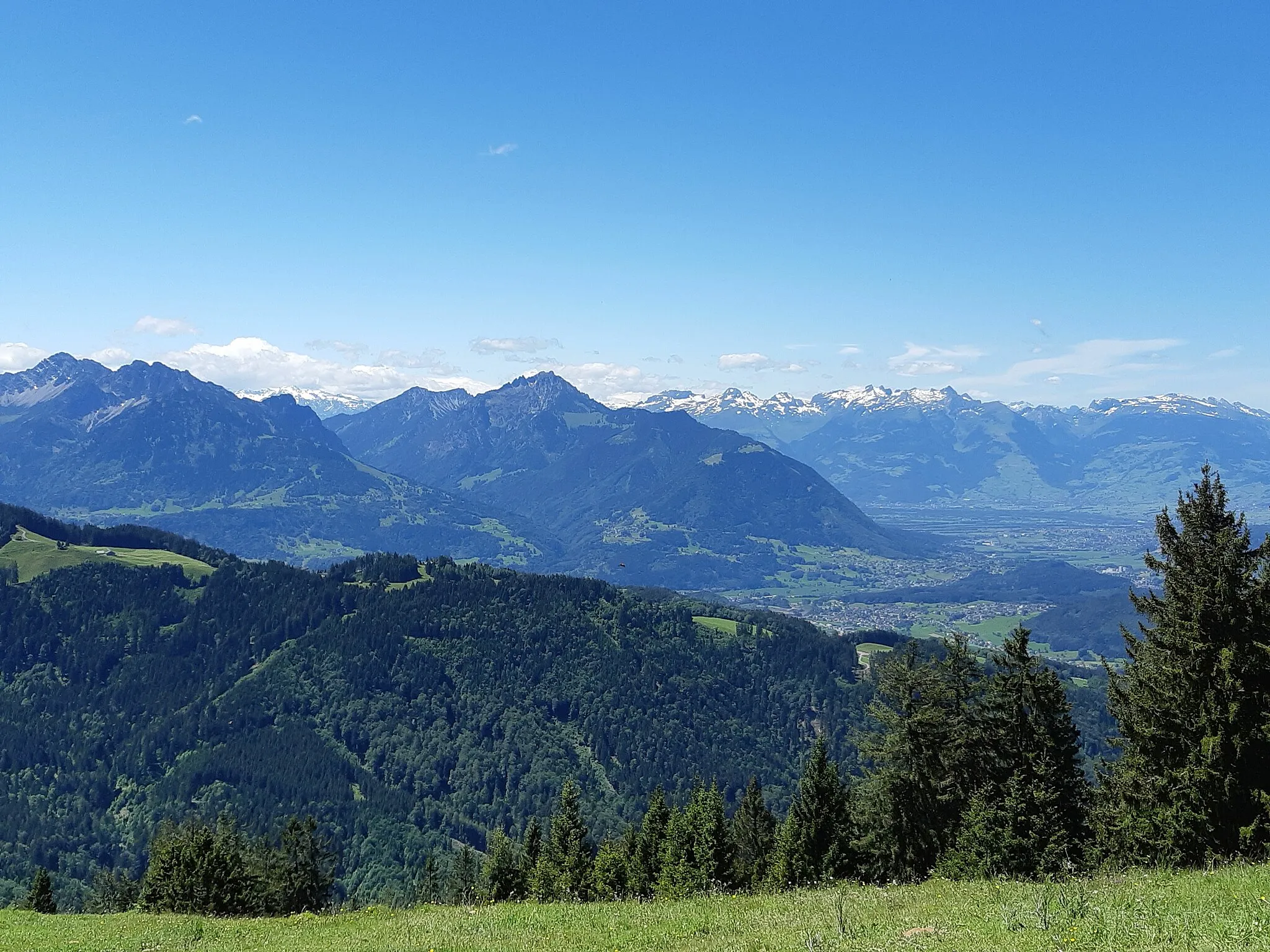 Photo showing: View to the Drei Schwestern (mountain, meaning: three sisters), Frastanz, Amerluegen, Aelpele, Laternsertal, Churfirsten from Furx, municipality of Zwischenwasser, Vorarlberg, Austria.