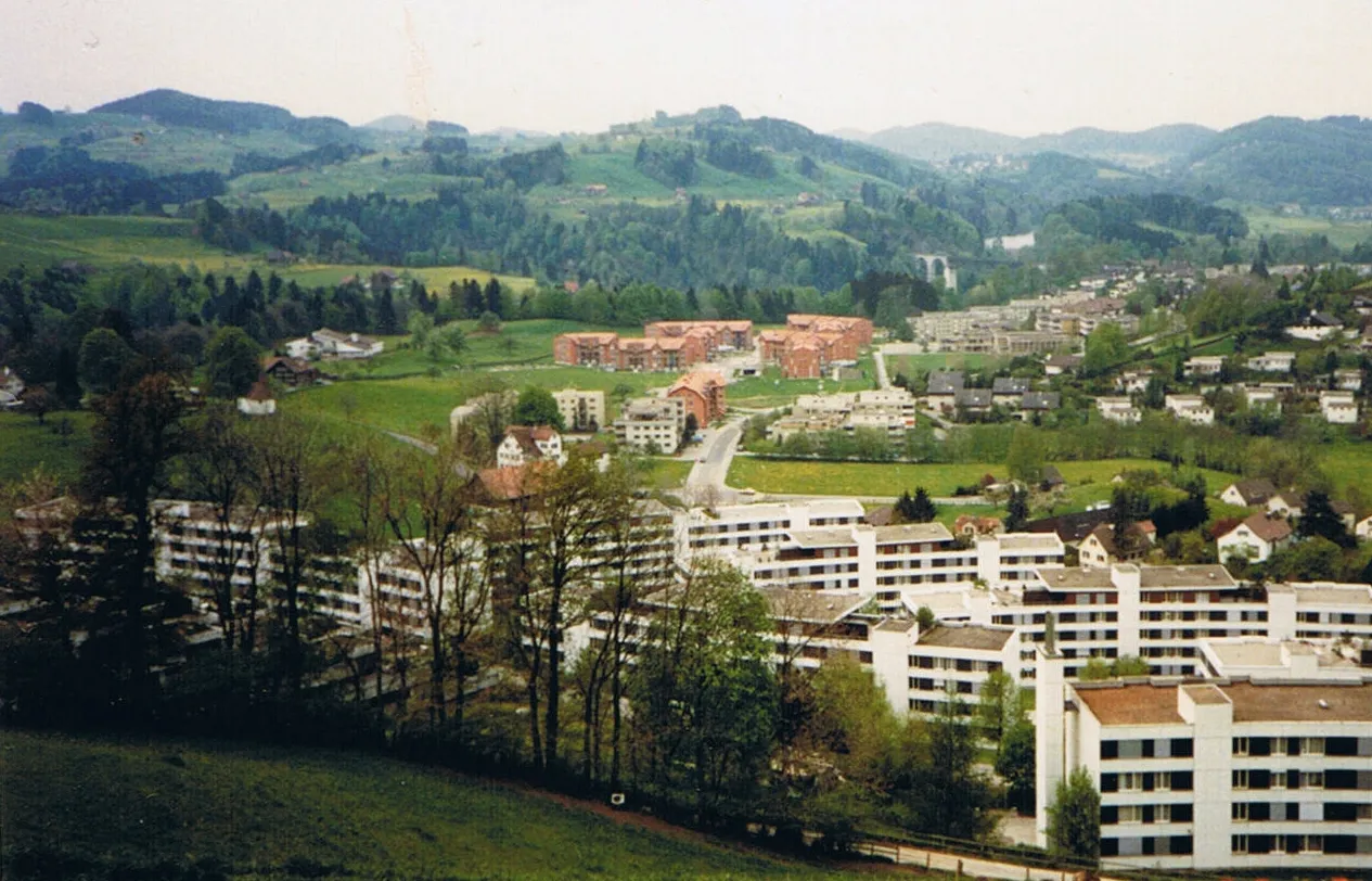 Photo showing: Haggen 1987, Blick nach Westen. Im Vordergrund: Schlössli-Quartier, Bildmitte: Haggenschlössli, links: Kapelle St. Wolfgang