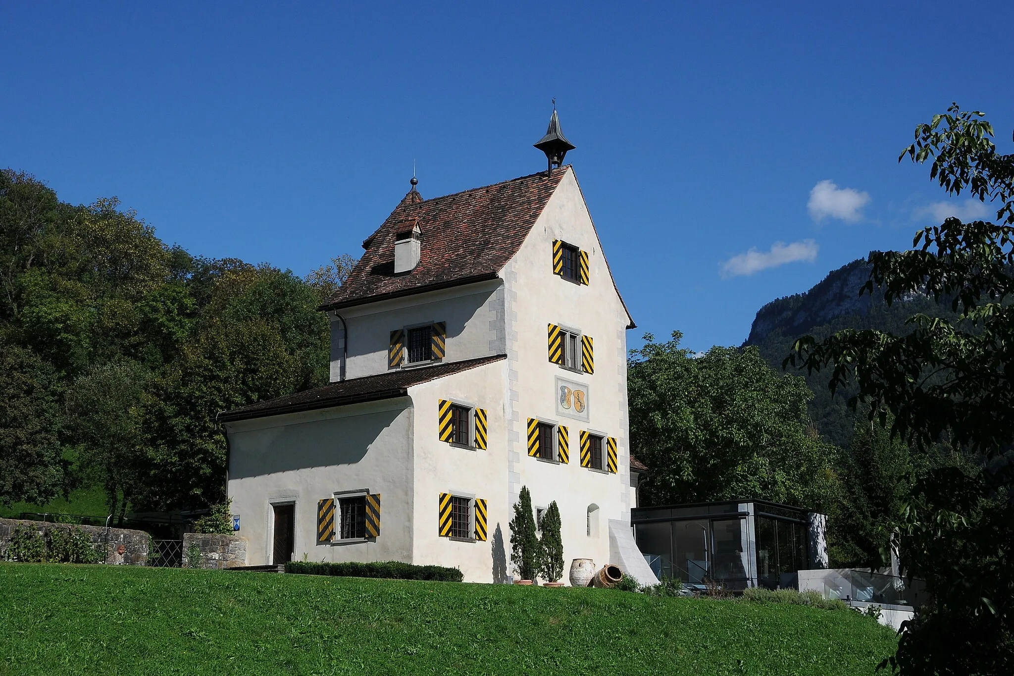 Photo showing: Ansitz Sonderberg (Zunderberg) in Götzis, Vorarlberg. Das Objekt steht unter Denkmalschutz. *** Veröffentlicht: Alois Niederstätter in "Geschichte Vorarlbergs Band 2 Vorarlberg 1523 bis 1861 Auf dem Weg zum Land ISBN 978-3-7030-0864-1 2015