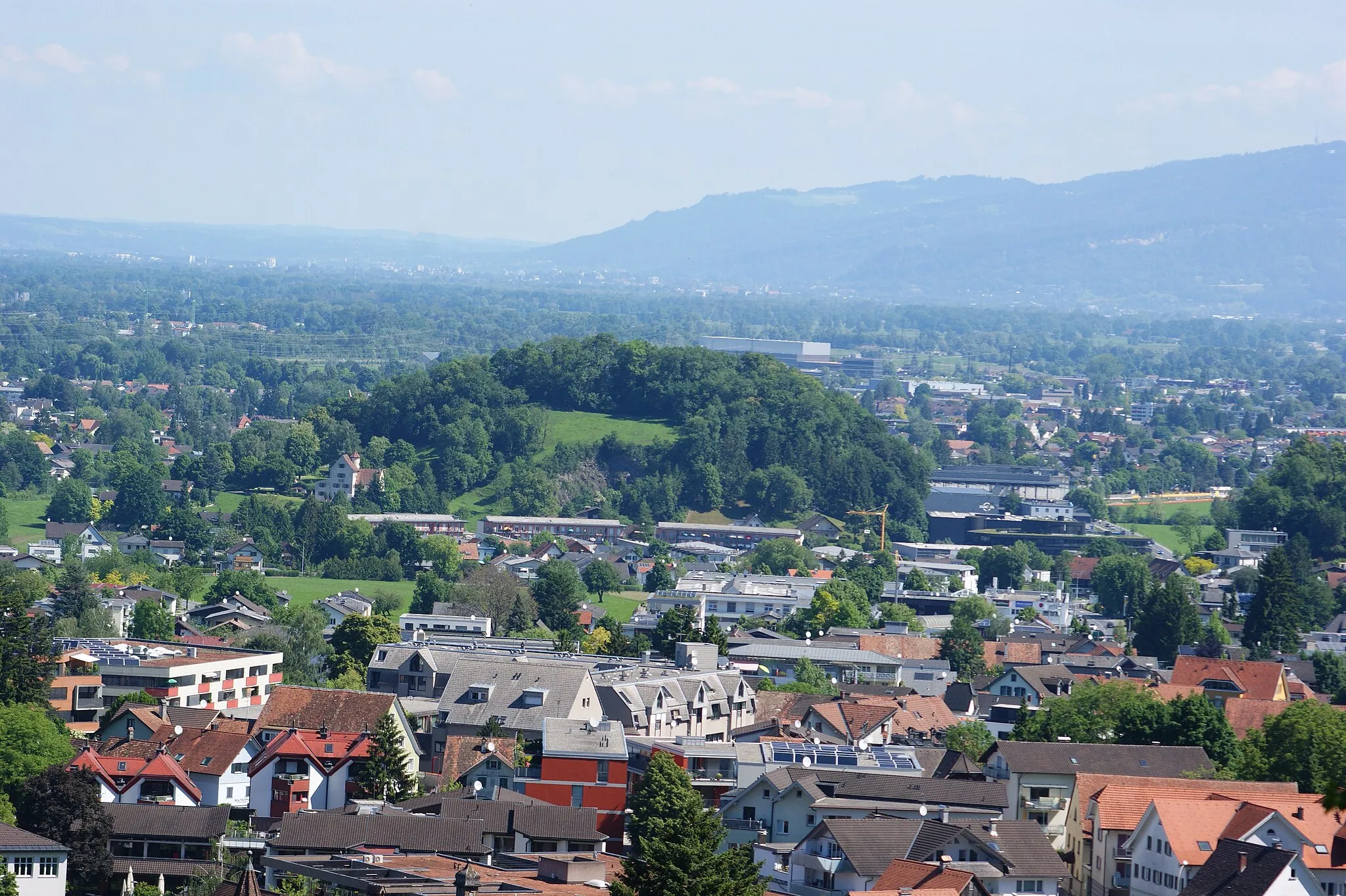 Photo showing: Sonderberg, an "island mountain" in the municipality of Goetzis, Vorarlberg, Austria. View from the Neu-Montfort castle.