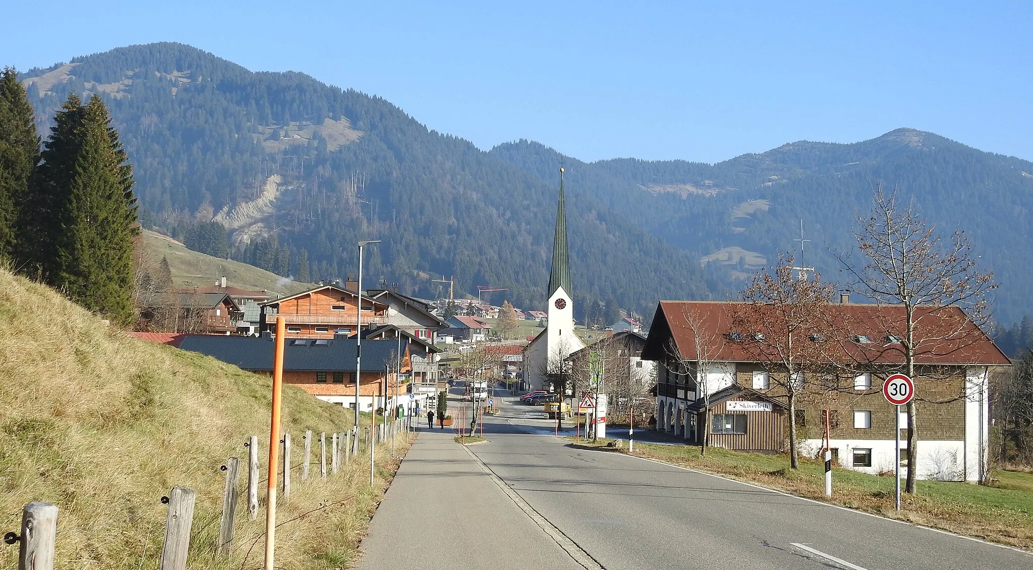 Photo showing: Balderschwang von Westen mit Bleicherhorn und Riedbergerhorn