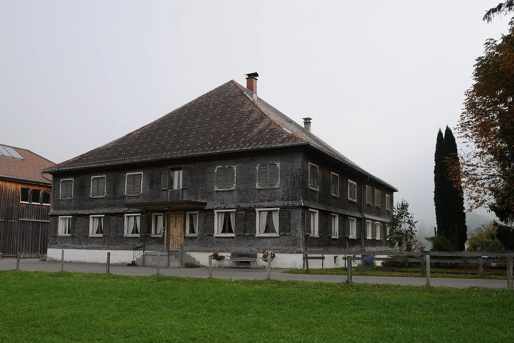 Photo showing: Wohnhaus, ehemalige Brauerei Geser in Hof Nr.153, Andelsbuch im Bregenzerwald. Das Objekt steht unter Denkmalschutz.