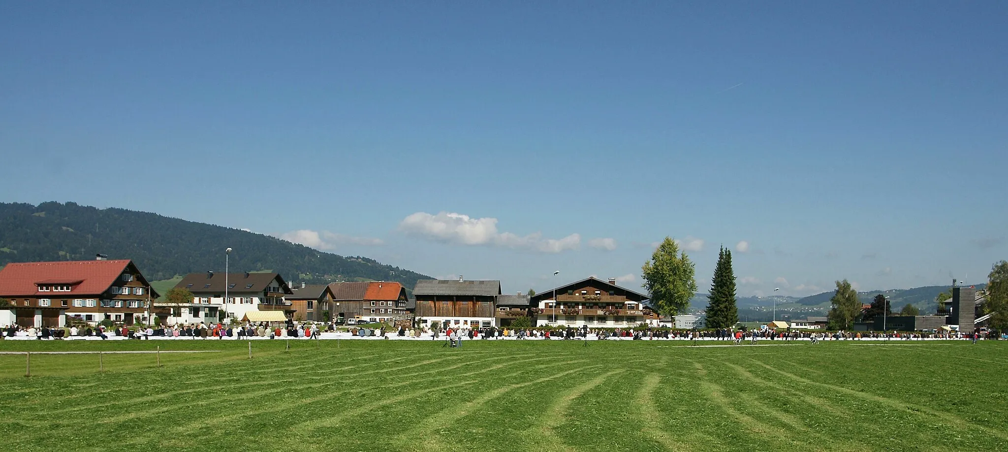 Photo showing: Die längste Käsetafel der Welt (im Guinness-Buch der Rekorde ca.500m) wurde am 27.09.2008 zum 10 jährigen Bestehen der Käsestraße Bregenzerwald in Andelsbuch für ca. 2000 Gäste eingedeckt.