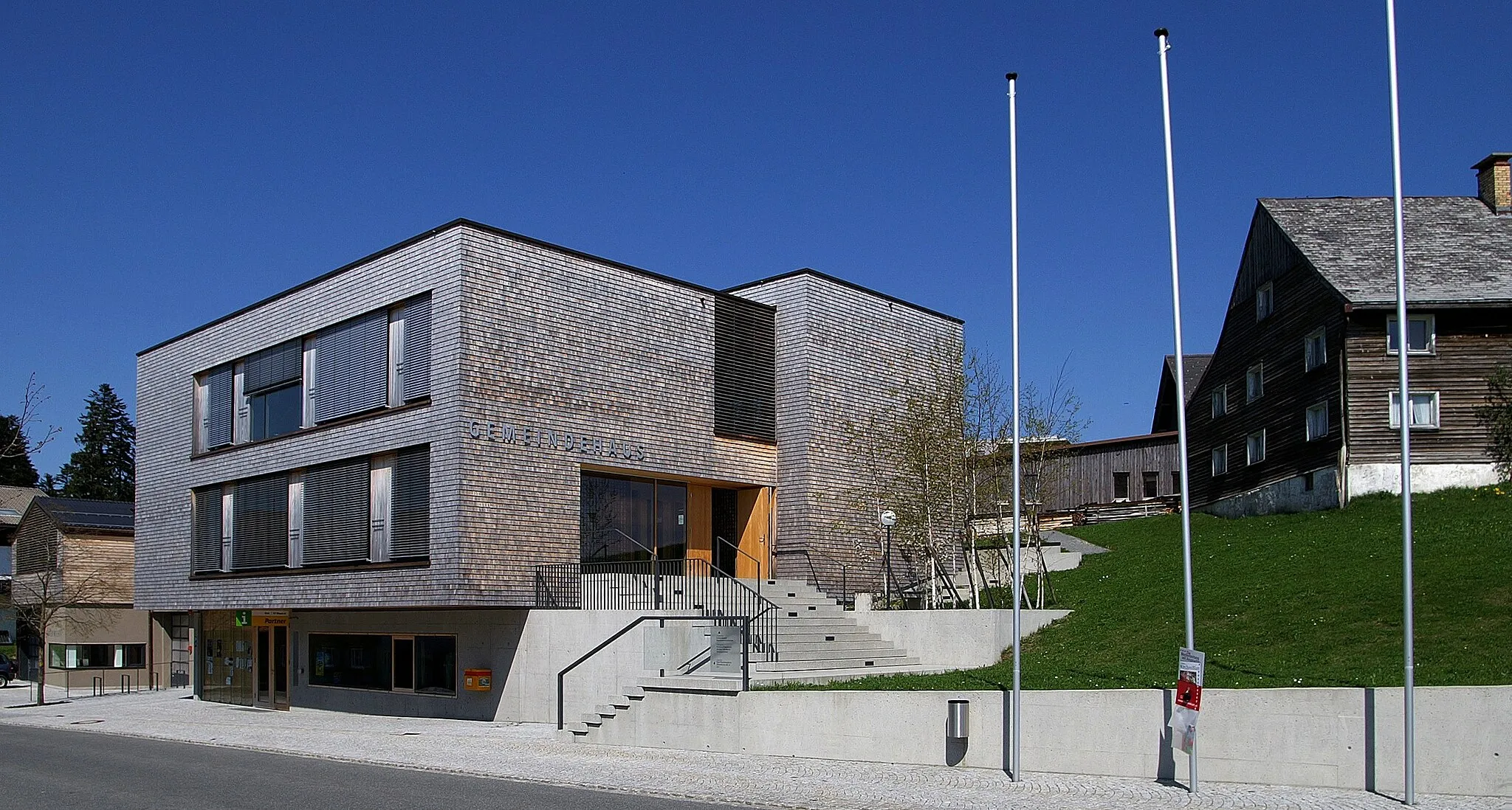 Photo showing: das Gemeindehaus von Sulzberg in Vorarlberg. Der Gemeindebau wurde von Architekt Gerhard Gruber geplant.