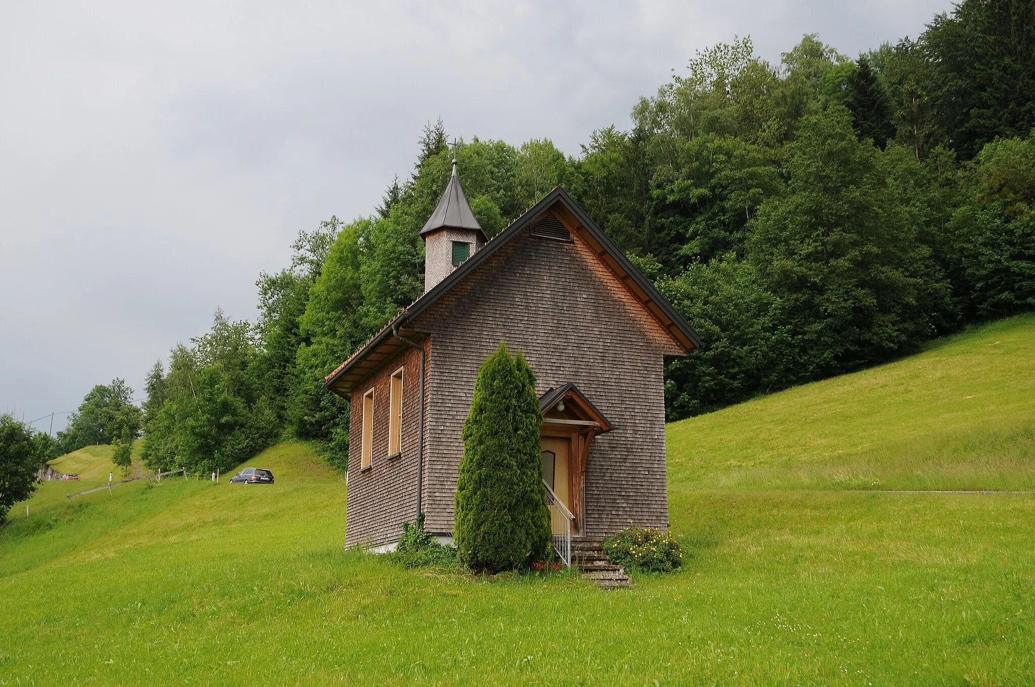 Photo showing: Kapelle in Eschau bei Sulzberg, Vorarlberg. aus dem DEHIO Vorarlberg 1983: Rechteckiger Bau mit Satteldach, polygonalem Schluß und 6eckigem Dachreiter. Altar, 2. Hälfte 19. Jh. mit Maria Immaculata, renoviert von H. Zink 1950. Kruzifix am Triumpfbogen, 2. Hälfte 19. Jh.