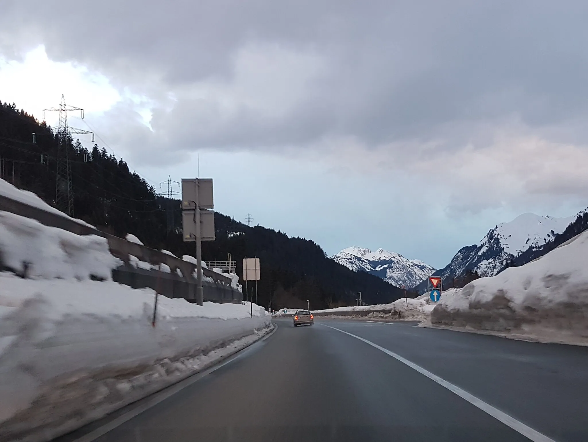 Photo showing: Exit from the Arlberg road tunnel in Langen, Vorarlberg, Austria in Winter 2019.