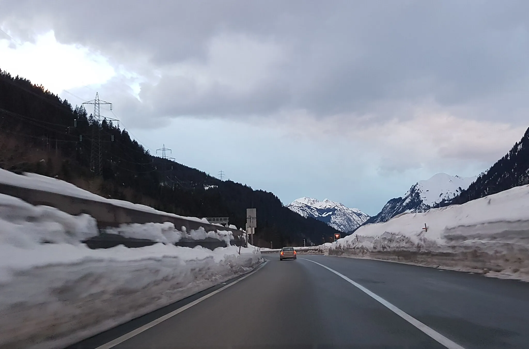 Photo showing: Exit from the Arlberg road tunnel in Langen, Vorarlberg, Austria in Winter 2019.