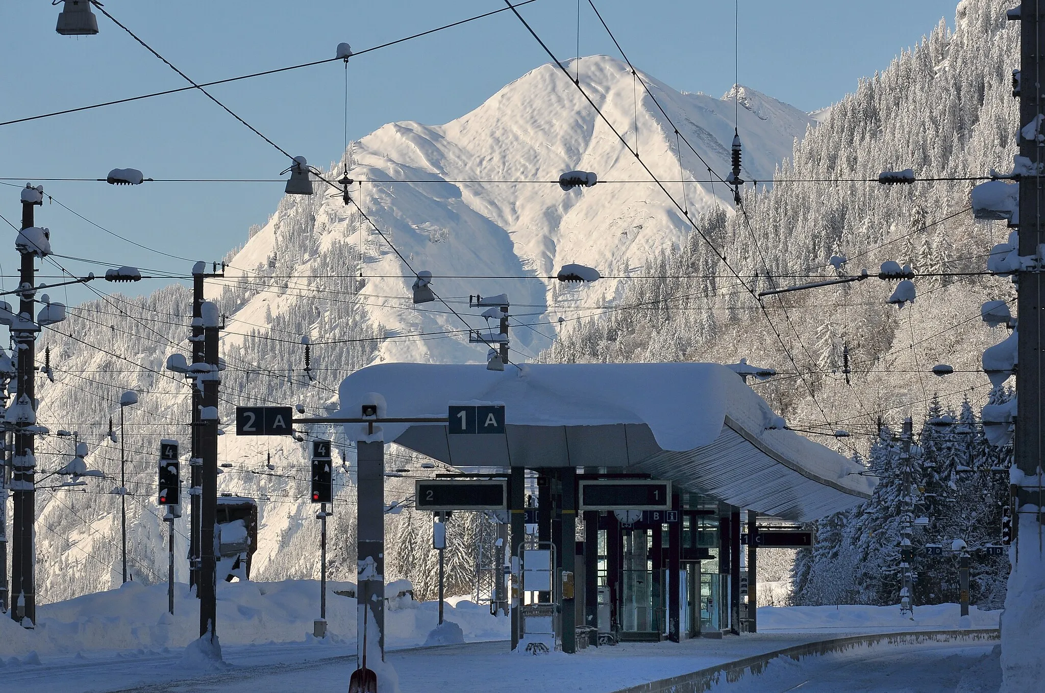 Photo showing: Bahnhof Langen am Arlberg. Die Arlbergbahn ist eine Eisenbahnstrecke in Österreich, die von Innsbruck nach Bludenz führt.