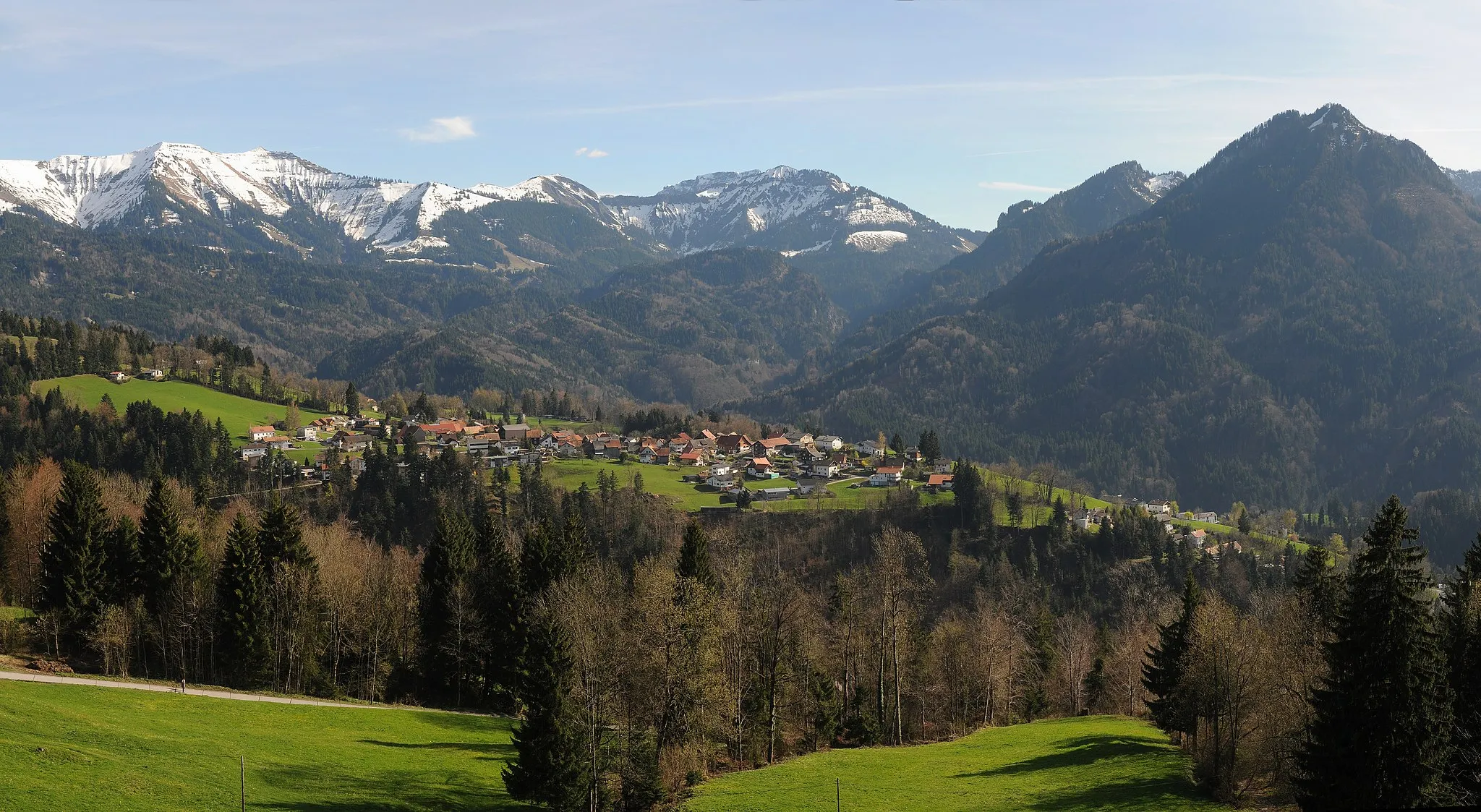 Photo showing: Panorama von der Schwende auf das Bergdorf Kehlegg im Gemeindegebiet der Stadt Dornbirn. Im Hintergrund die Mörzelspitze 1.830m in der appernden Firstkette.