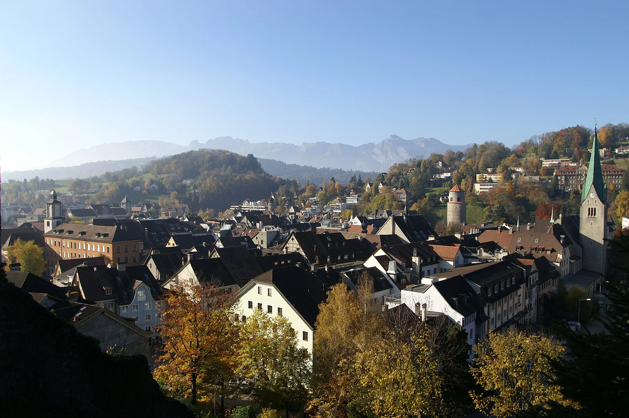 Photo showing: Blick von der Schattenburg auf die Altstadt von Feldkirch in Vorarlberg. Rechts aussen der Dom St.Nikolaus - Rechts der Katzenturm - Mitte die Liebfrauenkirche - Links aussen die Johanneskirche. Im Hintergrund der Ardetzenberg und am Bildrand das Alpsteingebirge der Schweiz.