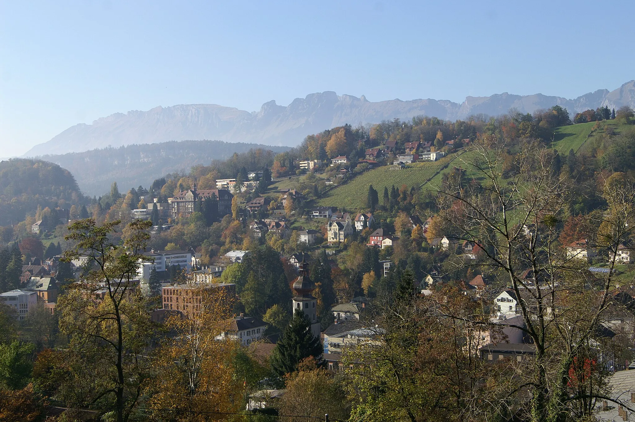 Photo showing: Blick von der Göfiser Strasse auf die Kirche St.Peter und Paul, das Ganahlgelände, über den Ardetzenberg im Ortsteil Levis von Feldkirch, auf das Alpsteingebierge in der Schweiz.