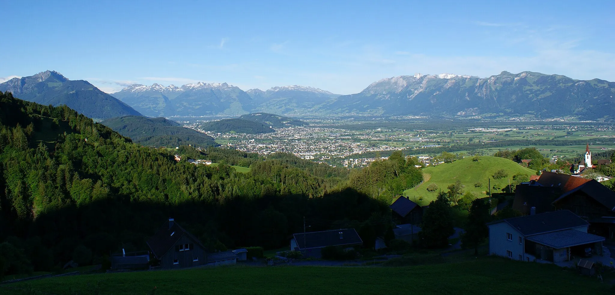Photo showing: Dafins village in the town of Zwischenwasser, Vorarlberg, Austria. View from Dafins over the Alpine Rhine Valley to Ardetzenberg (hill) and the Three Sisters (moutains).