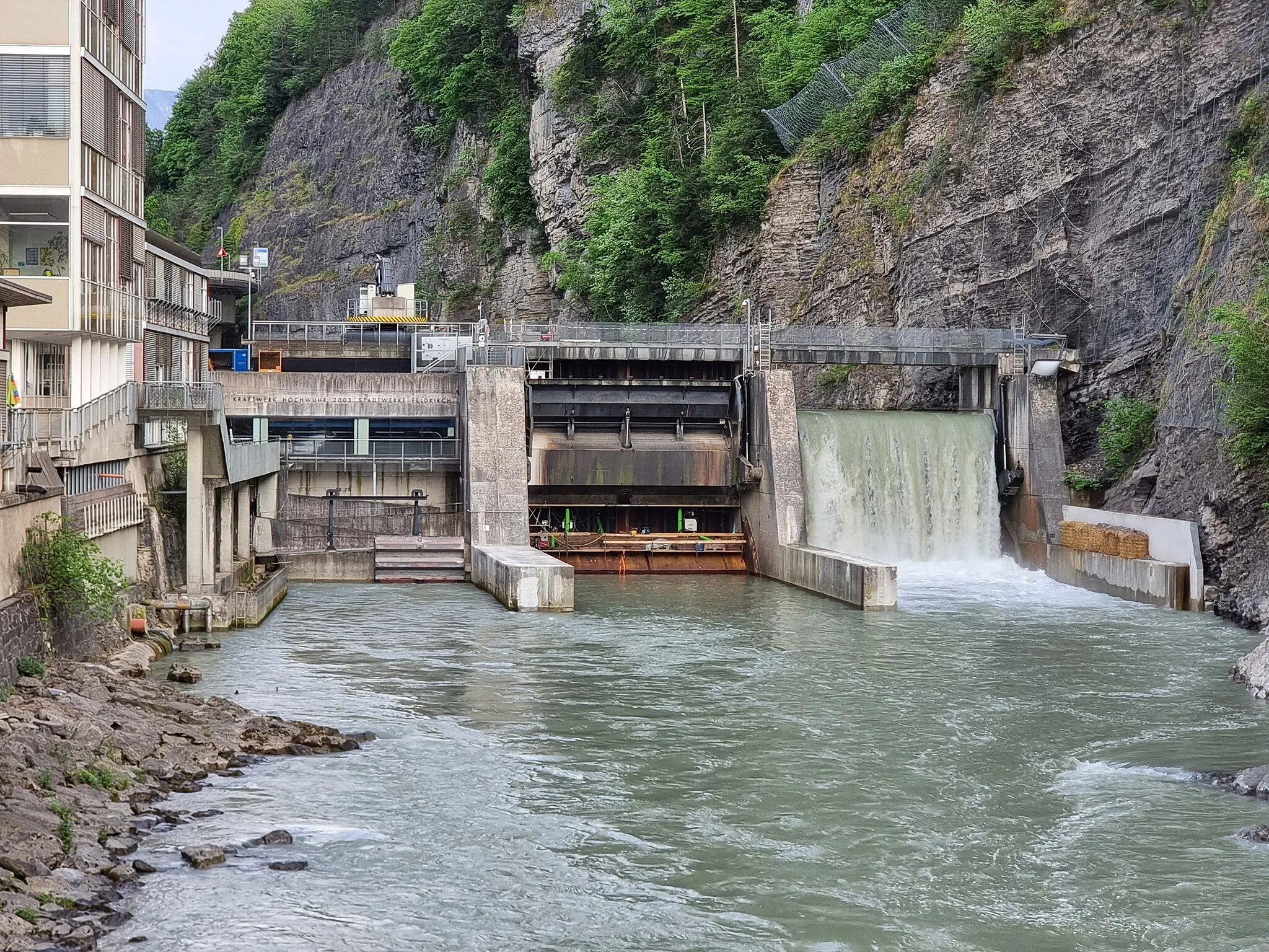 Photo showing: Kraftwerk Hochwuhr an der Ill, Feldkirch (AT). Das 2003 erbaute Wasserkraftwerk Hochwuhr liefert Strom für etwa 4.000 Haushalte in Feldkirch und leistet zugleich einen wichtigen Beitrag zum Hochwasserschutz der Stadt.