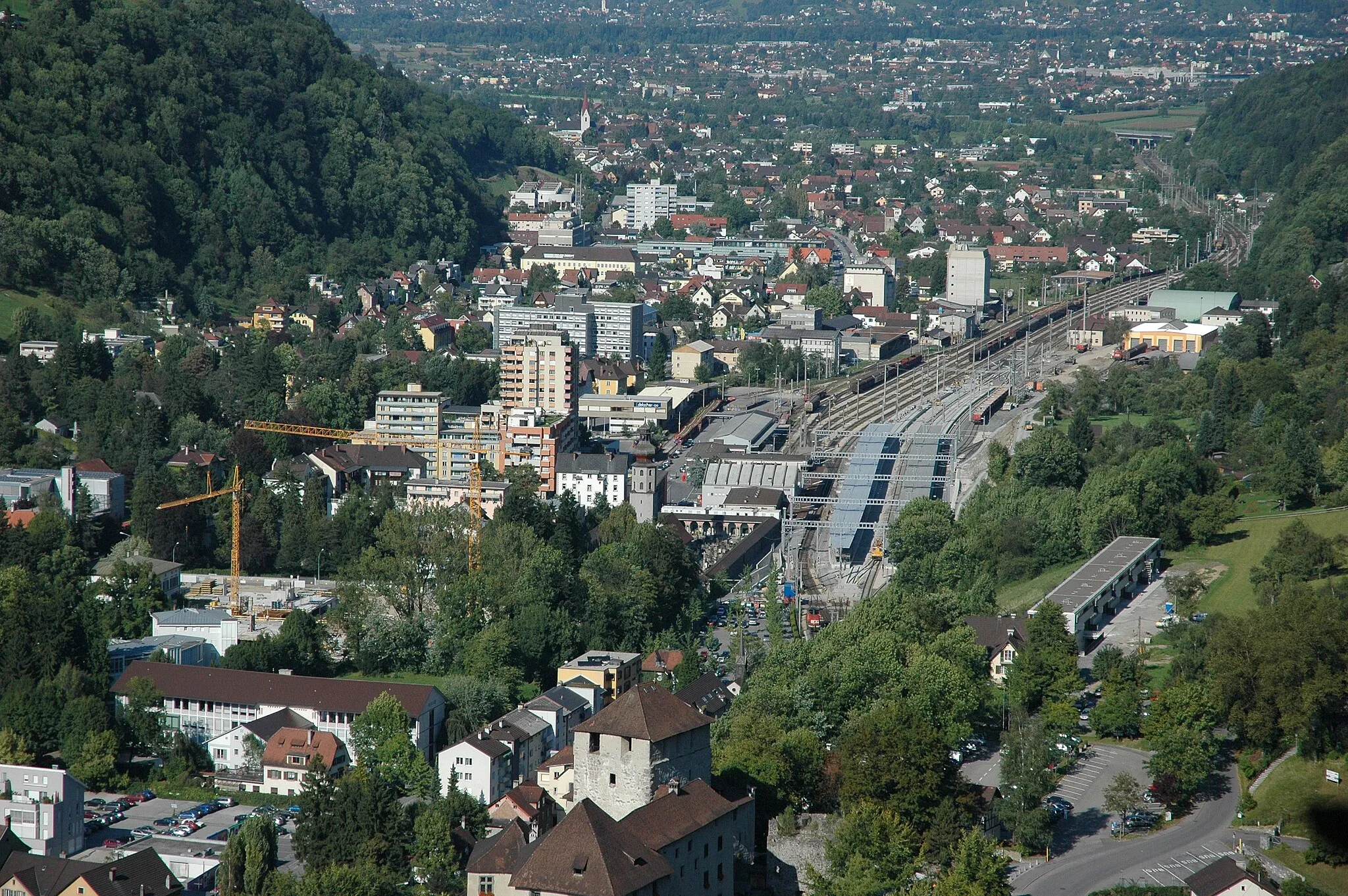 Photo showing: Feldkirch-Levis, Blick vom Stadtschroffen (über Schattenburg) nach Altenstadt, rechts der Bahnhof Feldkirch