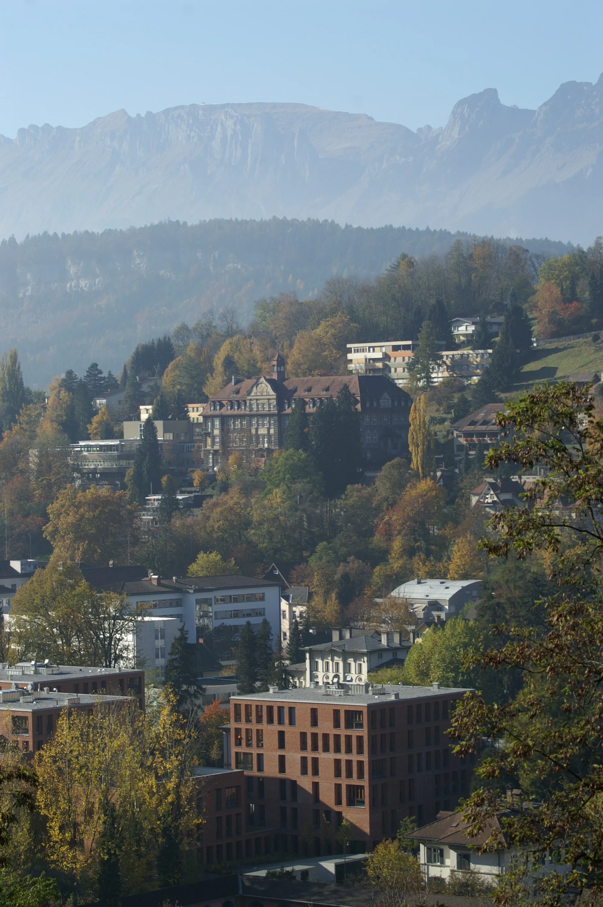 Photo showing: Blick von der Göfiser Strasse auf das Ganahlgelände, über den Ardetzenberg im Ortsteil Levis von Feldkirch, auf das Alpsteingebierge in der Schweiz.