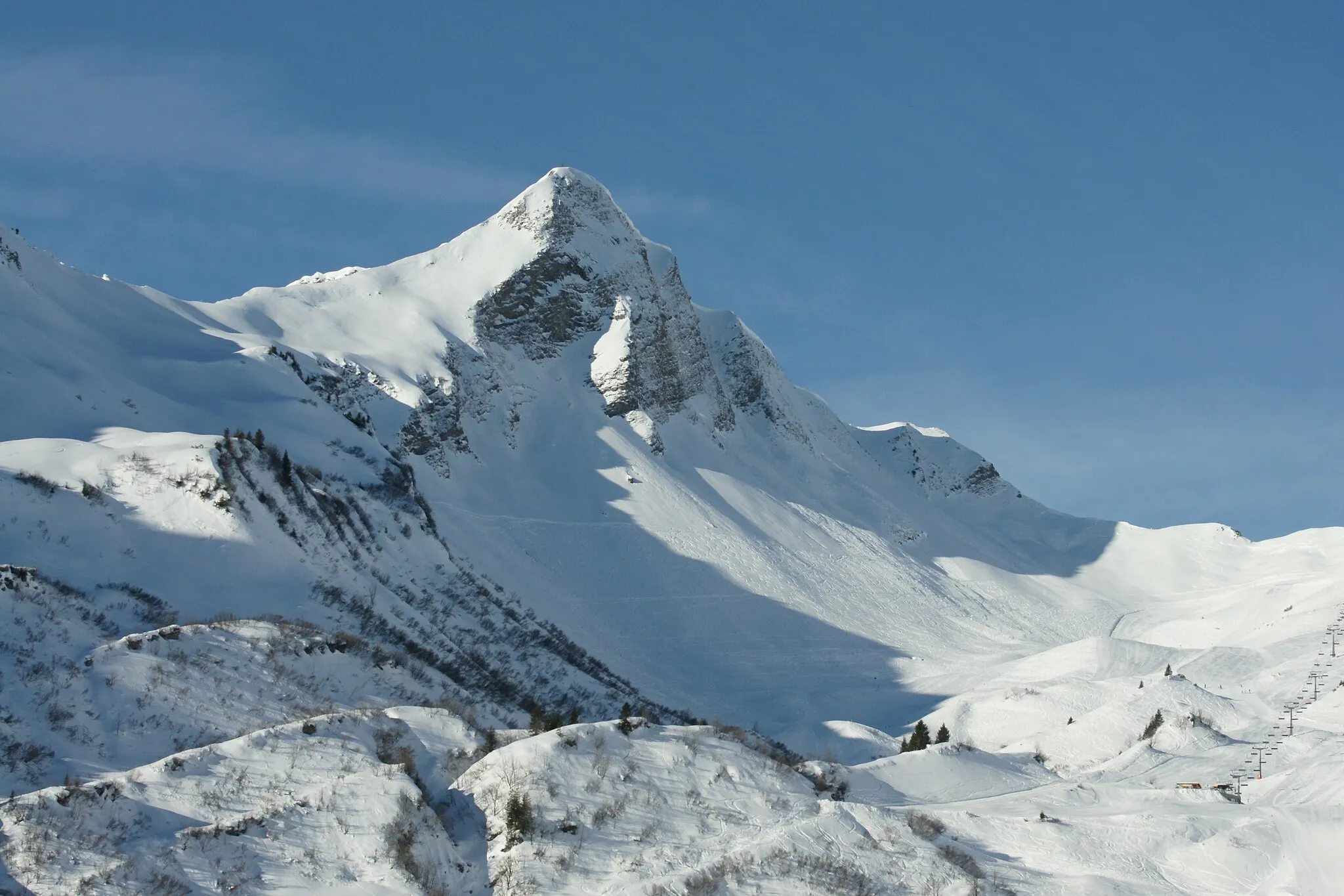 Photo showing: Blick vom Fusse des Zafernhornes in Fontanella - Faschina auf den höchsten Berg des Bregenzerwaldgebirges, dem Glatthorn.