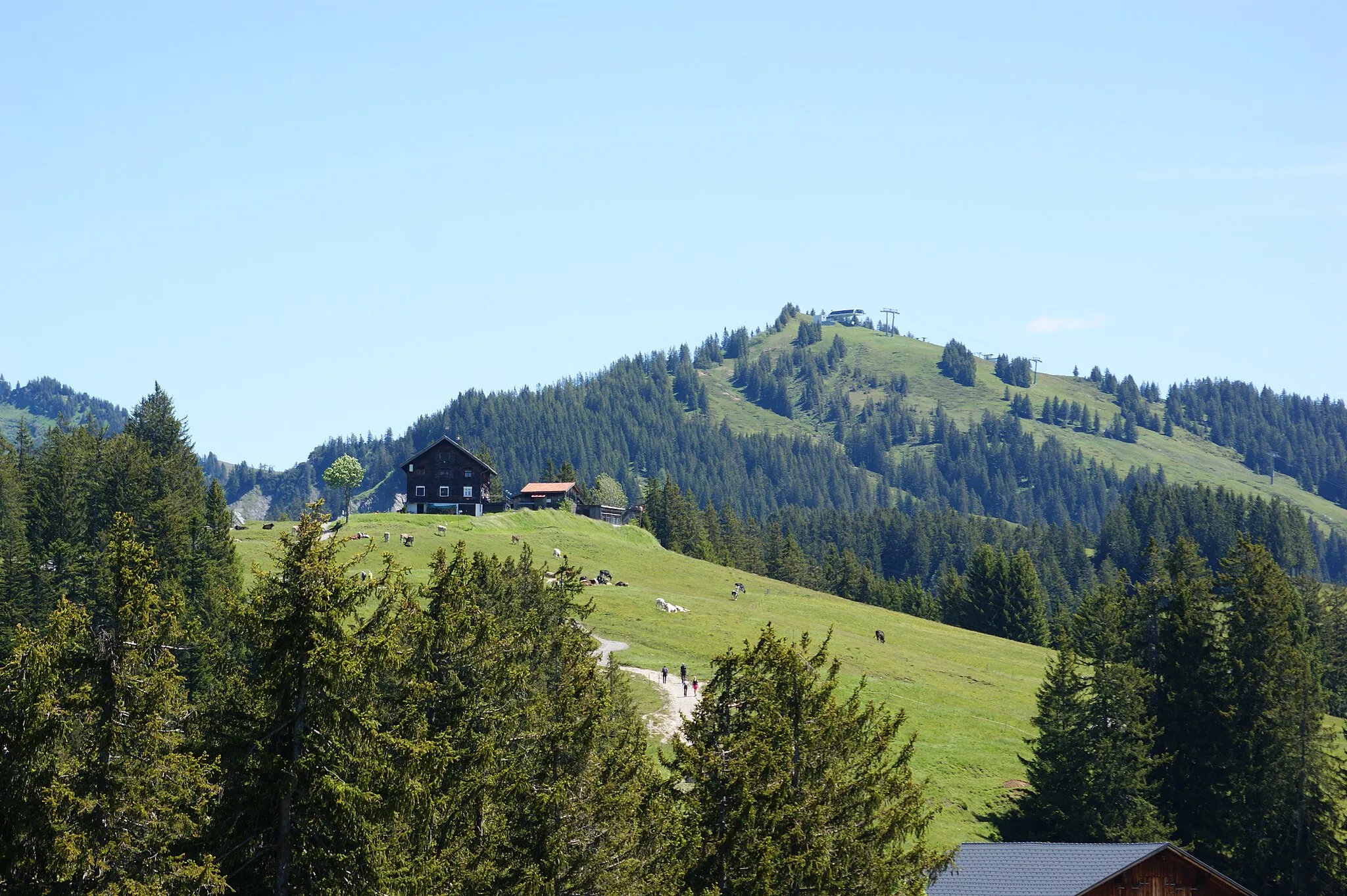 Photo showing: View to the Alpwegkopfhaus and the Nob 6-seater chairlift in Laterns, Vorarlberg, Austria.