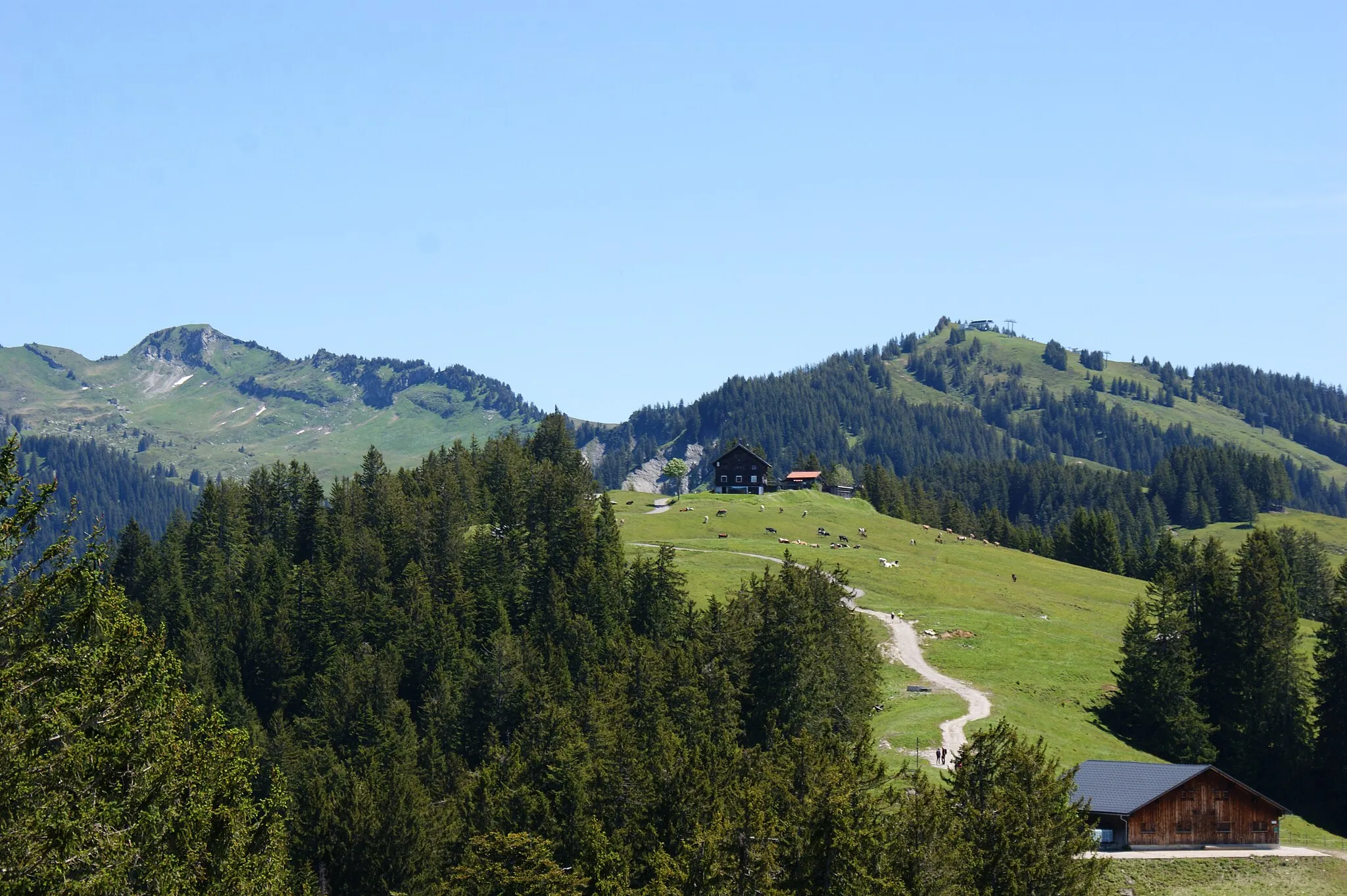 Photo showing: View to the Alp Alpweg, the Alpwegkopfhaus and the Nob 6-seater chairlift in Laterns, Vorarlberg, Austria.
