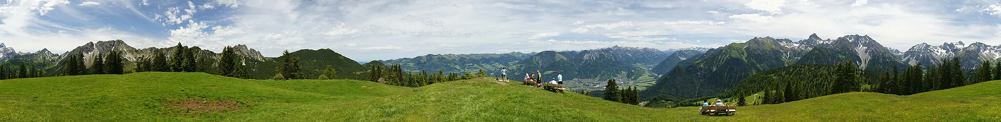 Photo showing: 360° Panorama auf dem Gipfel des Loischkopf 1809m ob dem Bürserberg mit Blick über 5 Täler (Walgau, Brandnertal, Klostertal, Großes Walsertal, Montafon) auf Bludenz. Von L.n.R: Panüelerkopf-(2859m), Schesaplana (2964m), Zirmenkopf-(2806m) im Rätikon. Vor dem Nenzinger Himmel der Gebirgszug mit dem Blankuskopf, Fundelkopf, Tuklar und Mondspitze. Nach Bludenz folgt die Vandanser Steinwand mit: Klein Valkastil, Kennerberg, Großer Valkastil, Wasserspitze, Zimba, Saulakopf (2517m) und die Brandner Mittagsspitze, Seekopf-(2698m), Felsenkopf-(2835m) Mottakopf-(2176m).