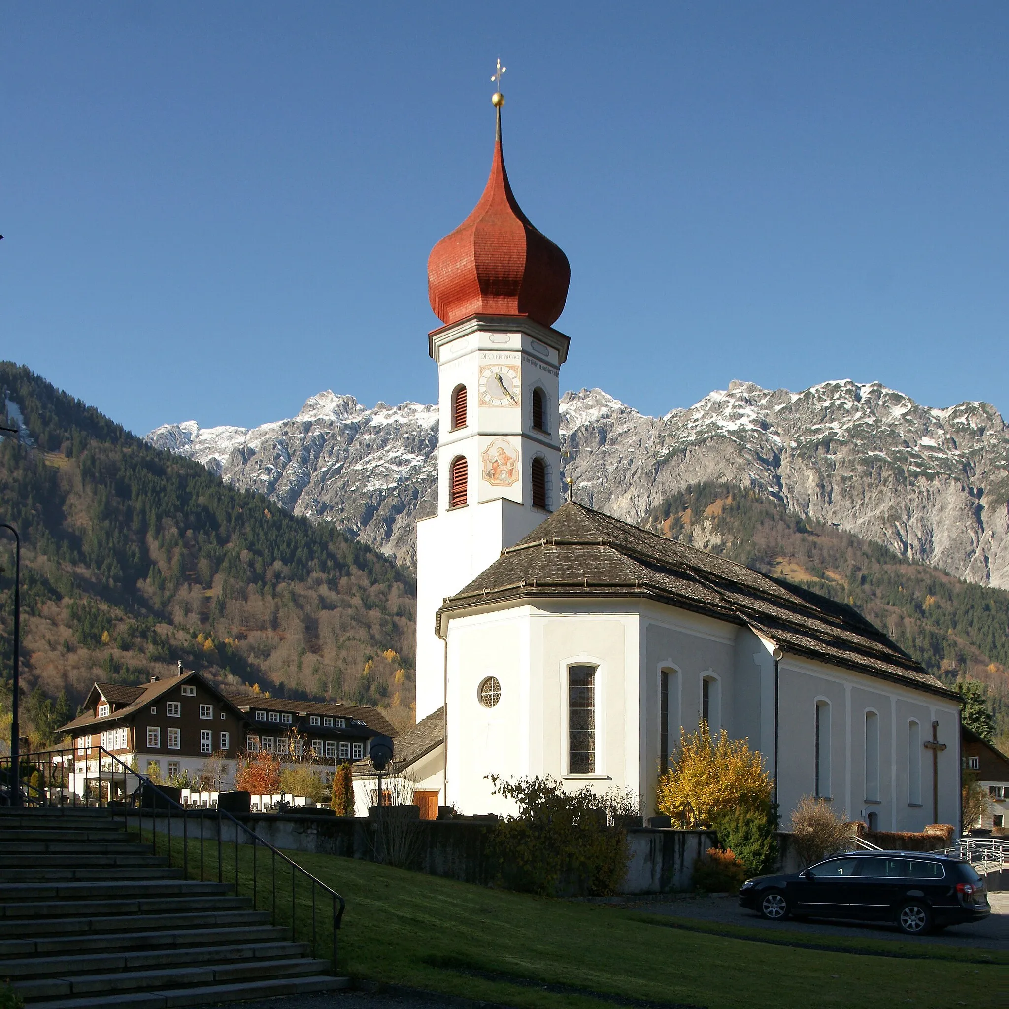 Photo showing: Volksschule Vandans, im Bild links von der Kirche