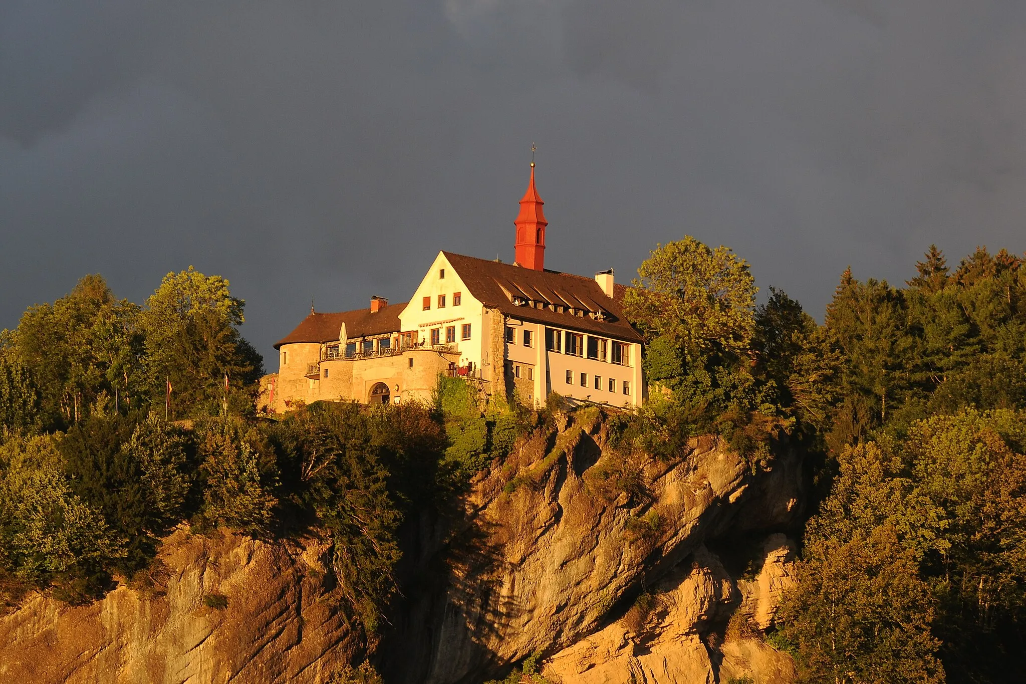 Photo showing: Die Burg Hohenbregenz ist eine hochmittelalterliche Burgruine und liegt auf dem Gebhardsberg bei Bregenz.