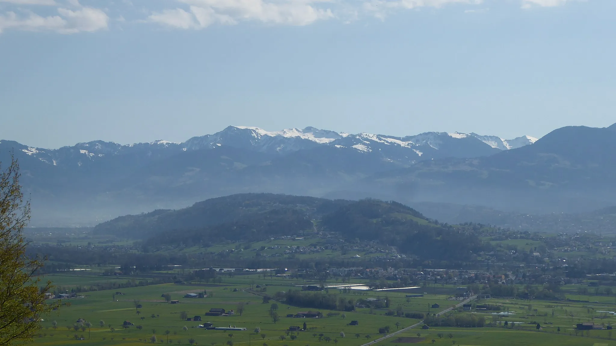 Photo showing: Blick vom Alten Zoll, Gams, auf den Eschnerberg; im Hintergrund Hoher Freschen