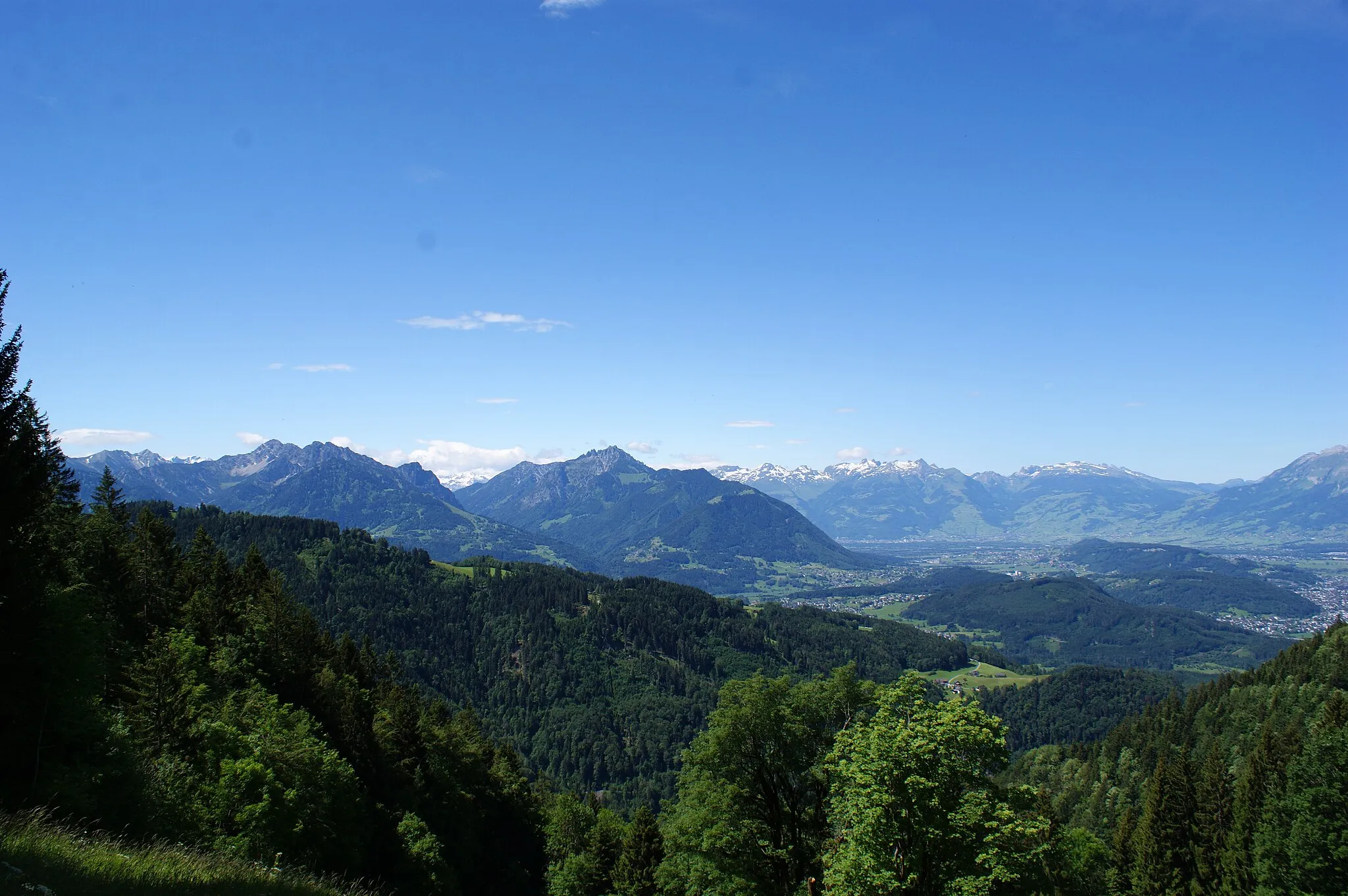 Photo showing: View to the Alpine Rhine valley and the Swiss mountains from Furx, municipality of Zwischenwasser, Vorarlberg, Austria: Laternsertal, Bazora, Amerluegen, Feldkirch, Drei Schwestern (mountain), Switzerland etc.