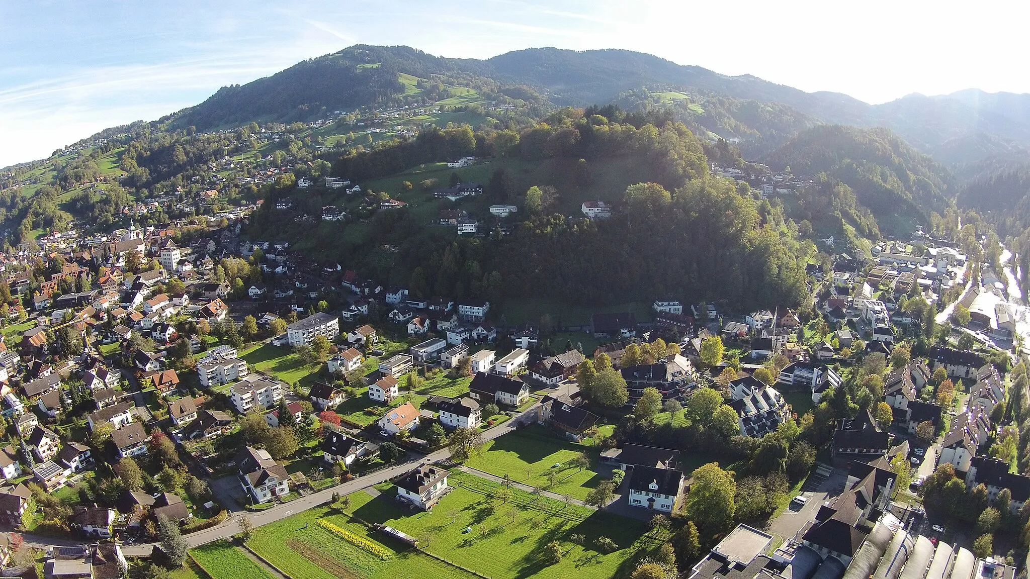 Photo showing: Zanzenberg, Dornbirn, Vorarlberg. View from the west. In the background the Schwende and Boedele / Hochaelpele.