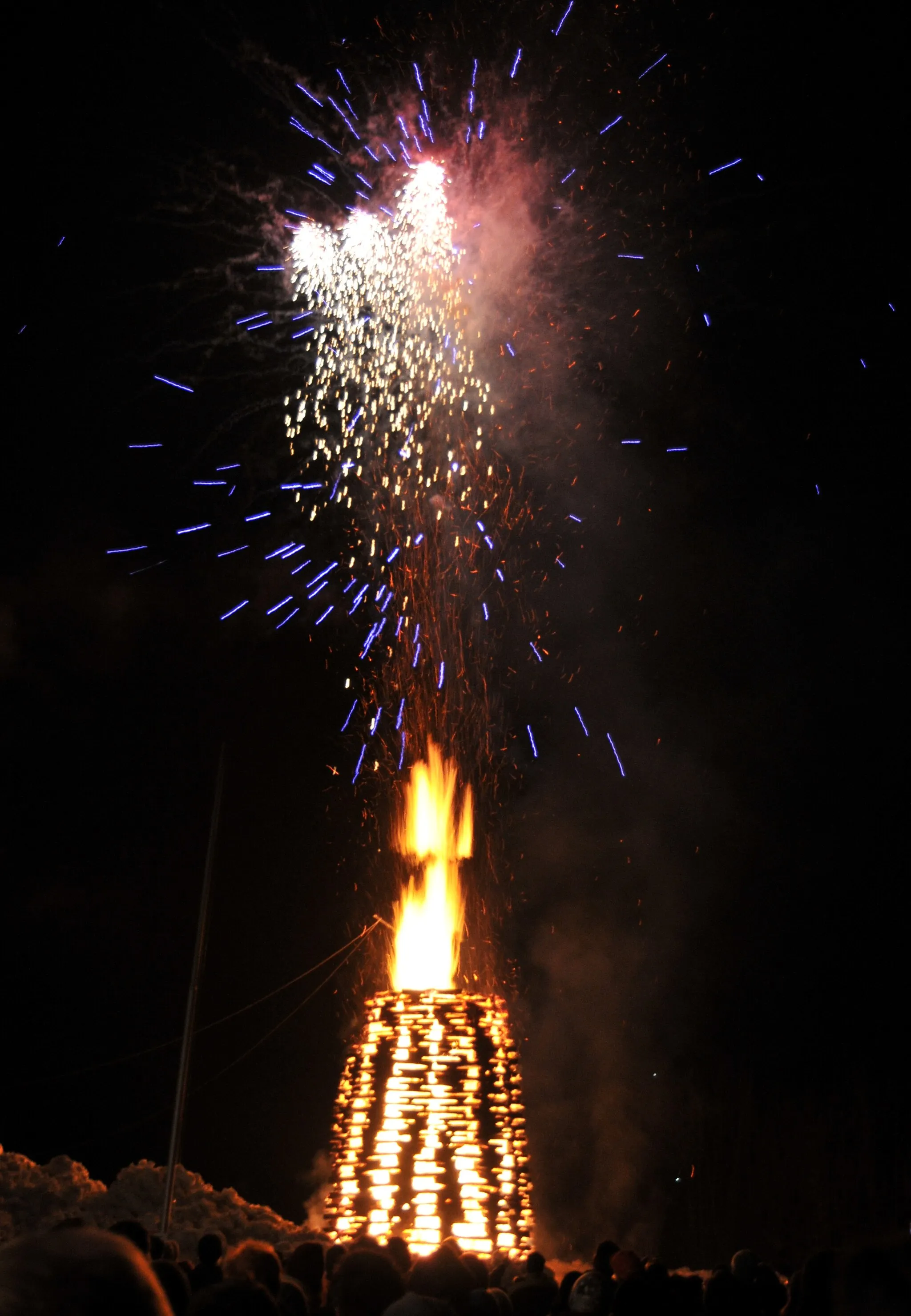 Photo showing: Traditionelles Funkenfeuer der Pfadfindergruppe Dornbirn auf am Zanzenberg in Dornbirn.