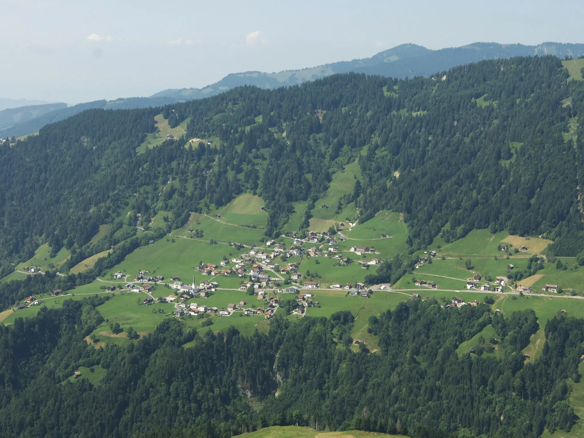 Photo showing: Laterns ist eine Gemeinde in Österreich in Vorarlberg im Bezirk Feldkirch mit 706 Einwohnern (Stand 31. März 2010). Fotografiert oberhalb der gegenüberliegenden "Übersaxner Gulmalpe".