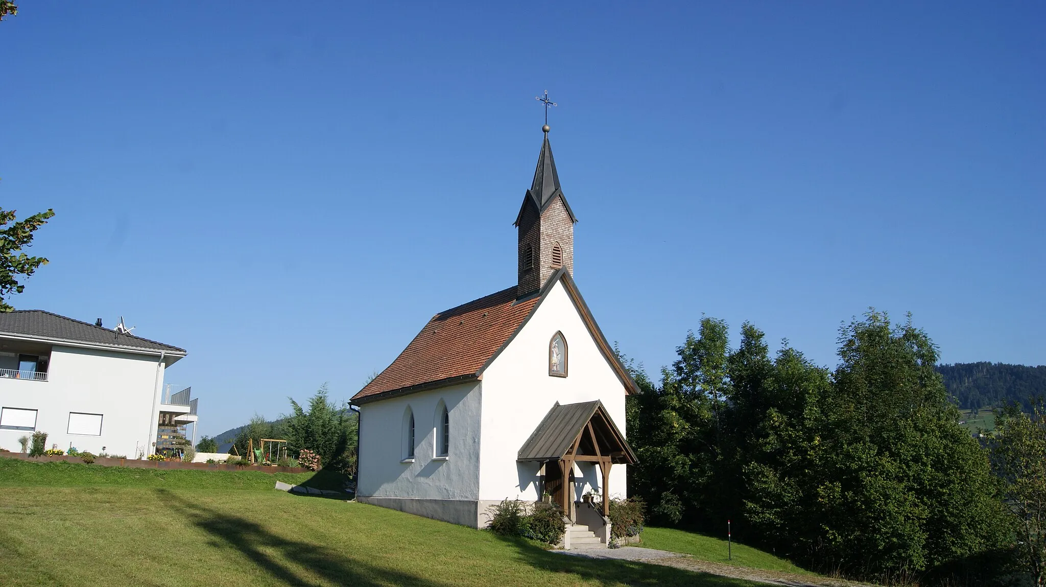 Photo showing: Chapel St. Michael in Farnach, municipality Bildstein, Vorarlberg, Austria. Chapel of outdoor, west side.