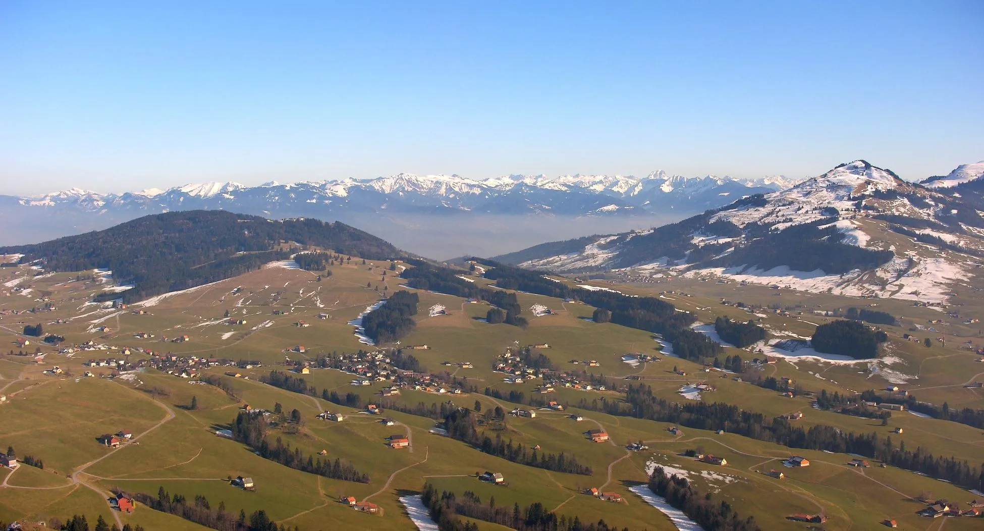 Photo showing: Aerial View towards the Southeast with Appenzell Meistersrüte (front), the Hirschberg (left), Appenzell Eggerstanden (back), the Fähnerenspitz, and the Austrian Western Alps